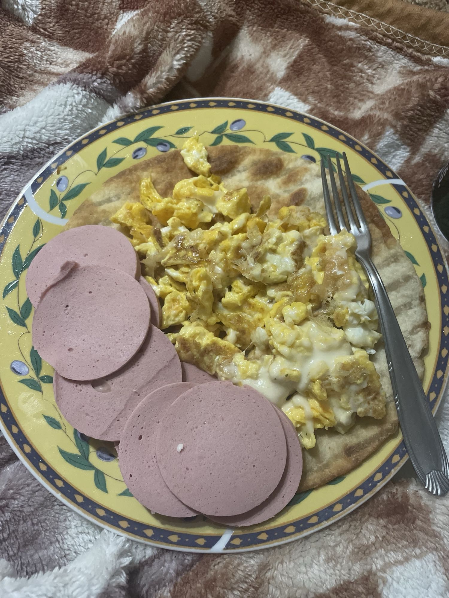 Jaja s hljebom i salamom