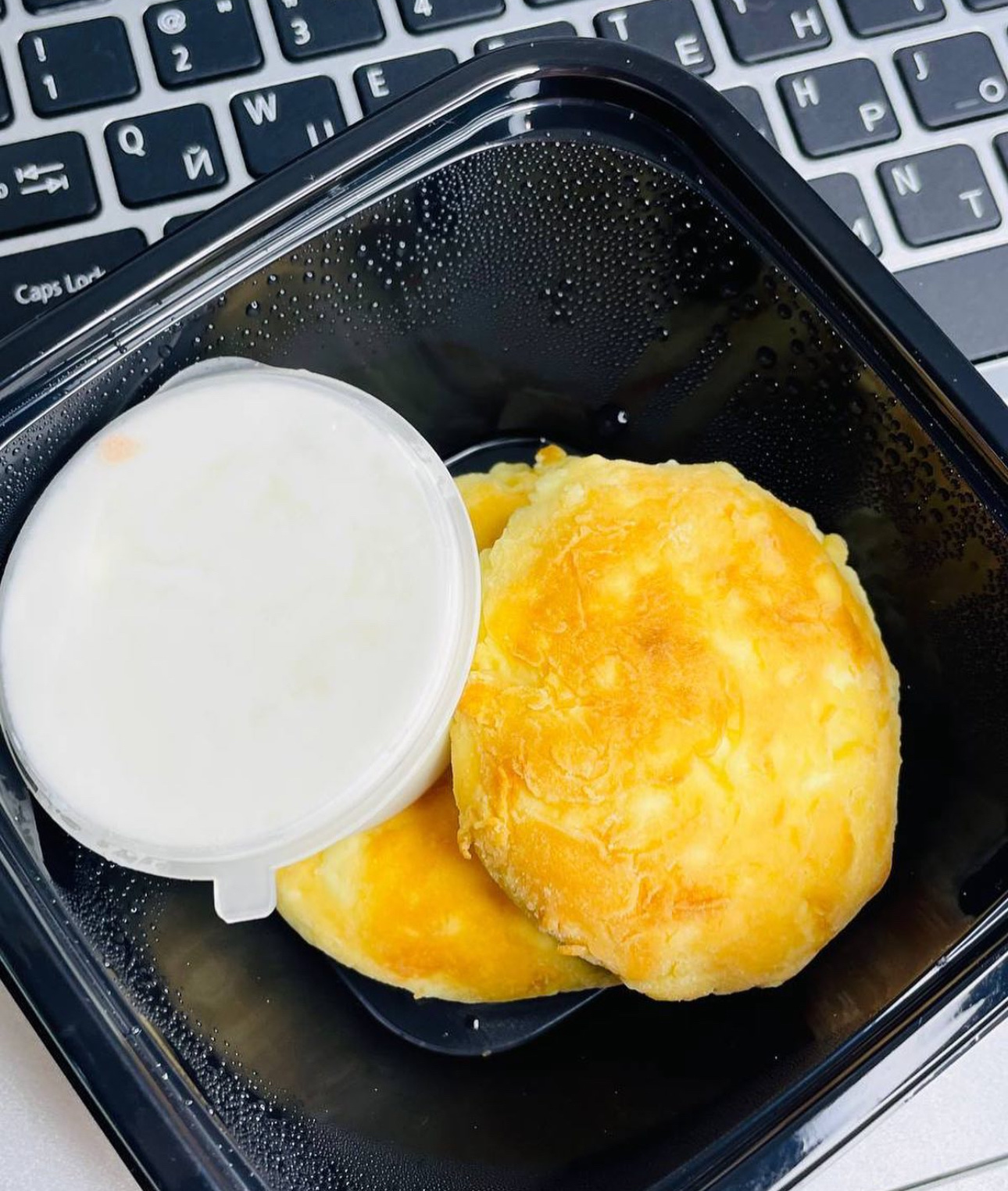 Сырники с сметаной