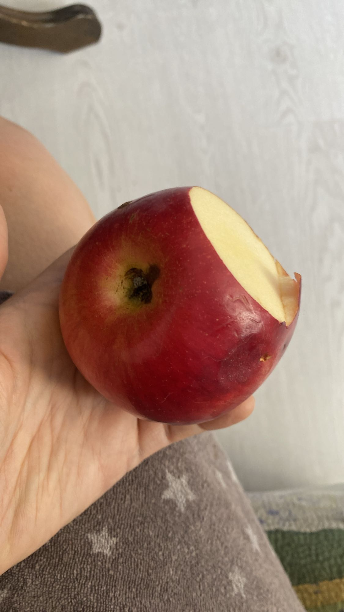 Красное яблоко