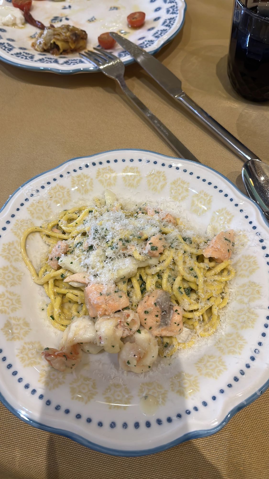 Паста с лососем и креветками