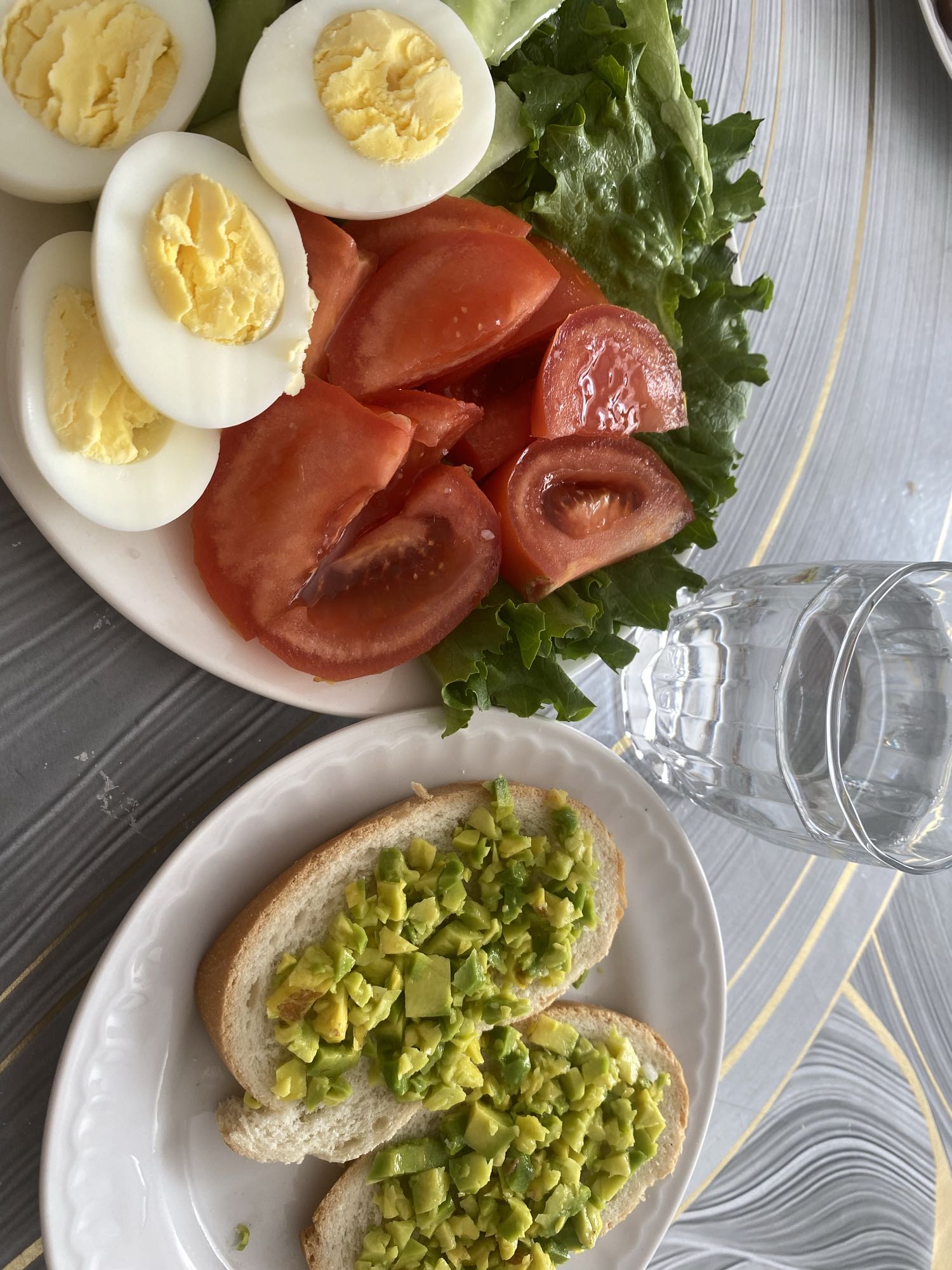 Яйца с тостами и авокадо