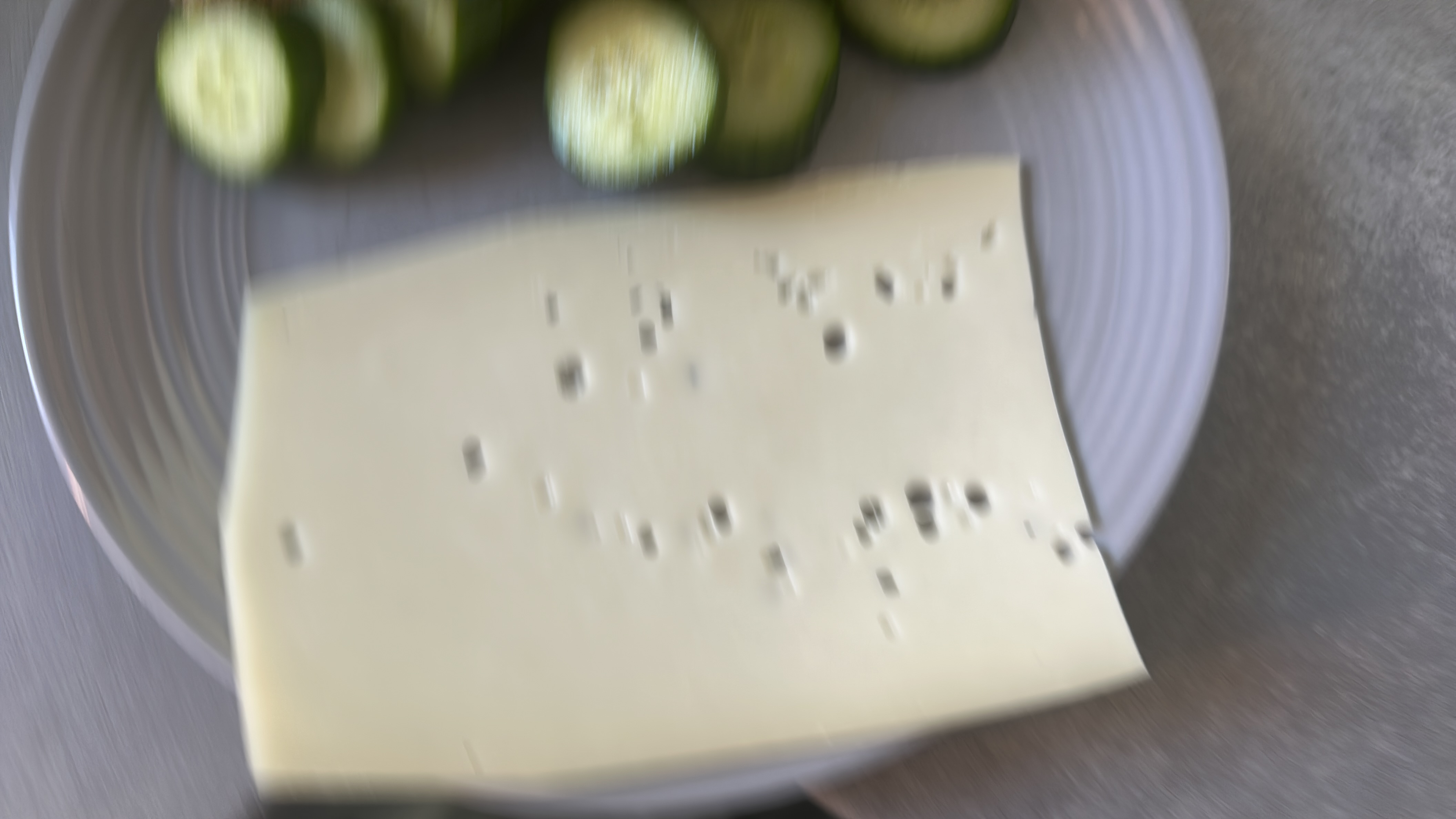 Käse mit Gurke
