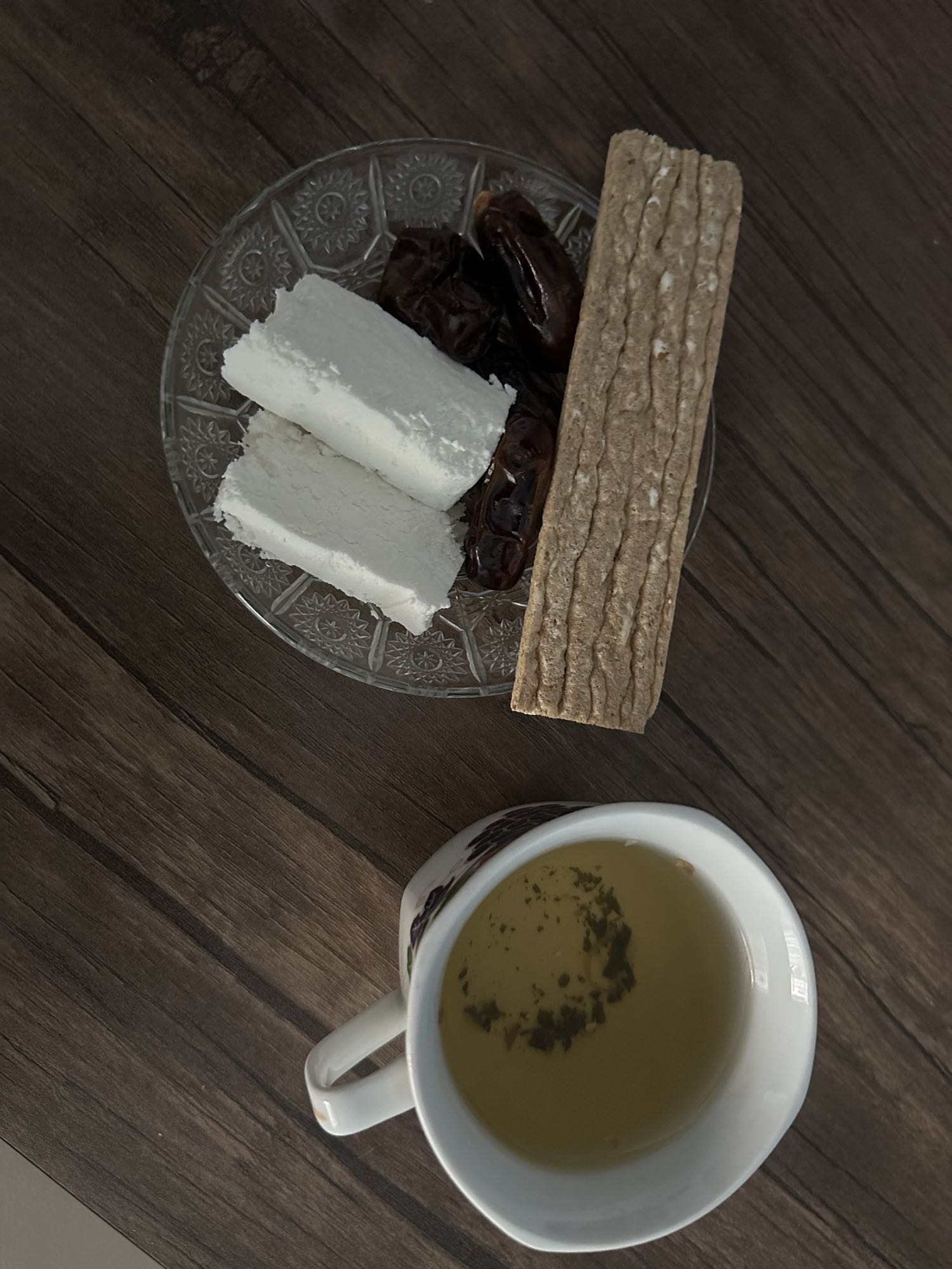Peynir, hurma ve çay