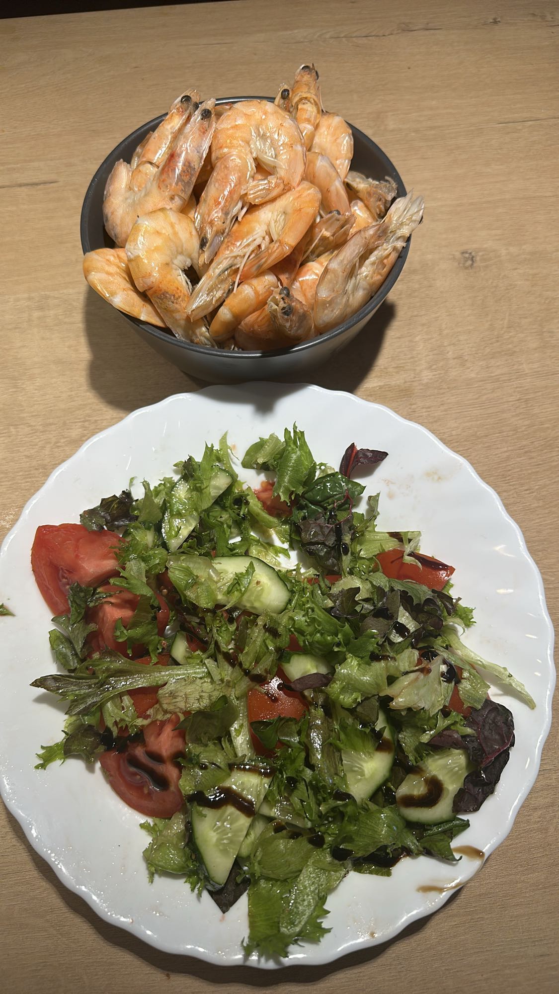 Креветки с овощным салатом