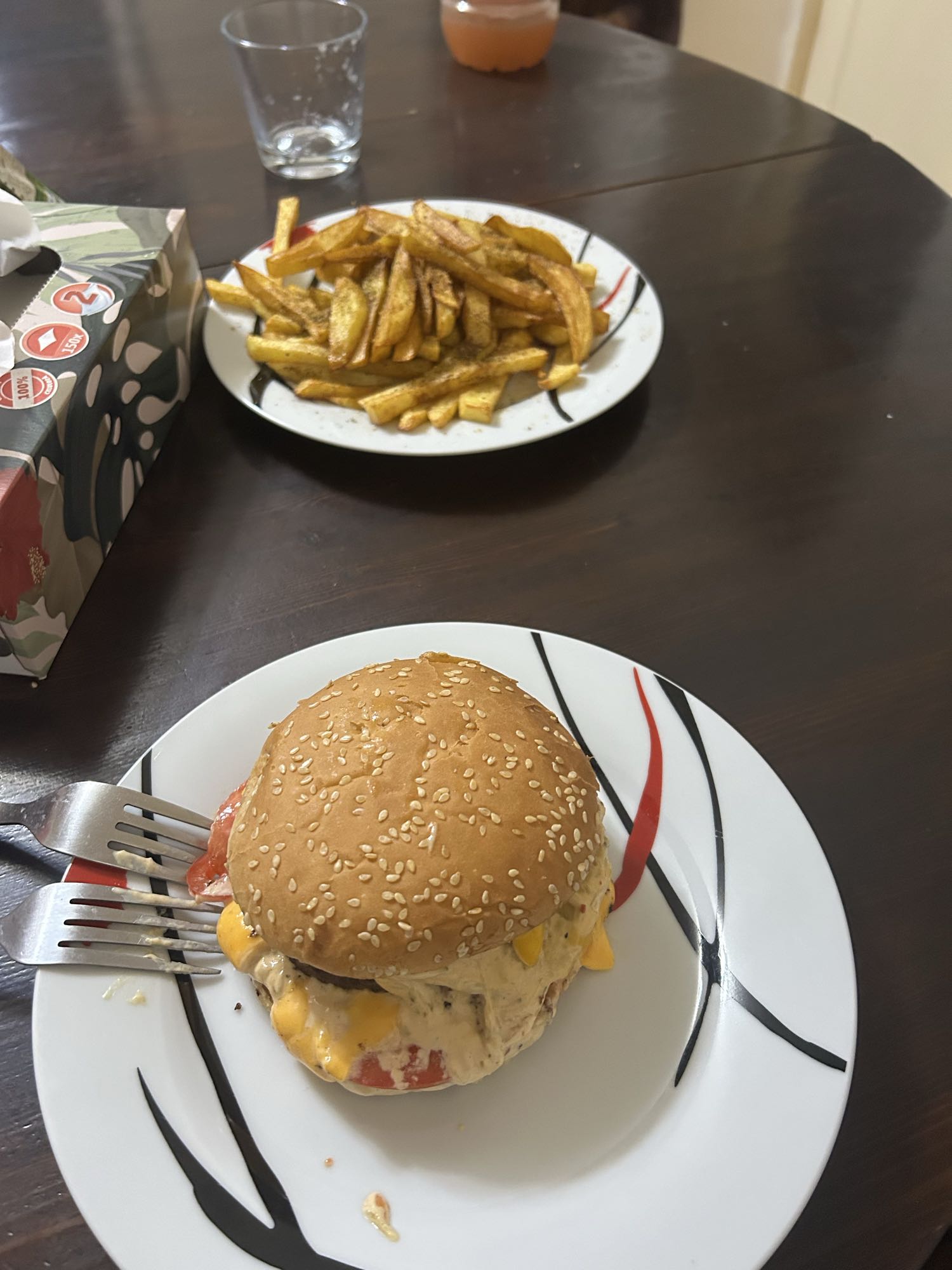 Burger cu cartofi prăjiți