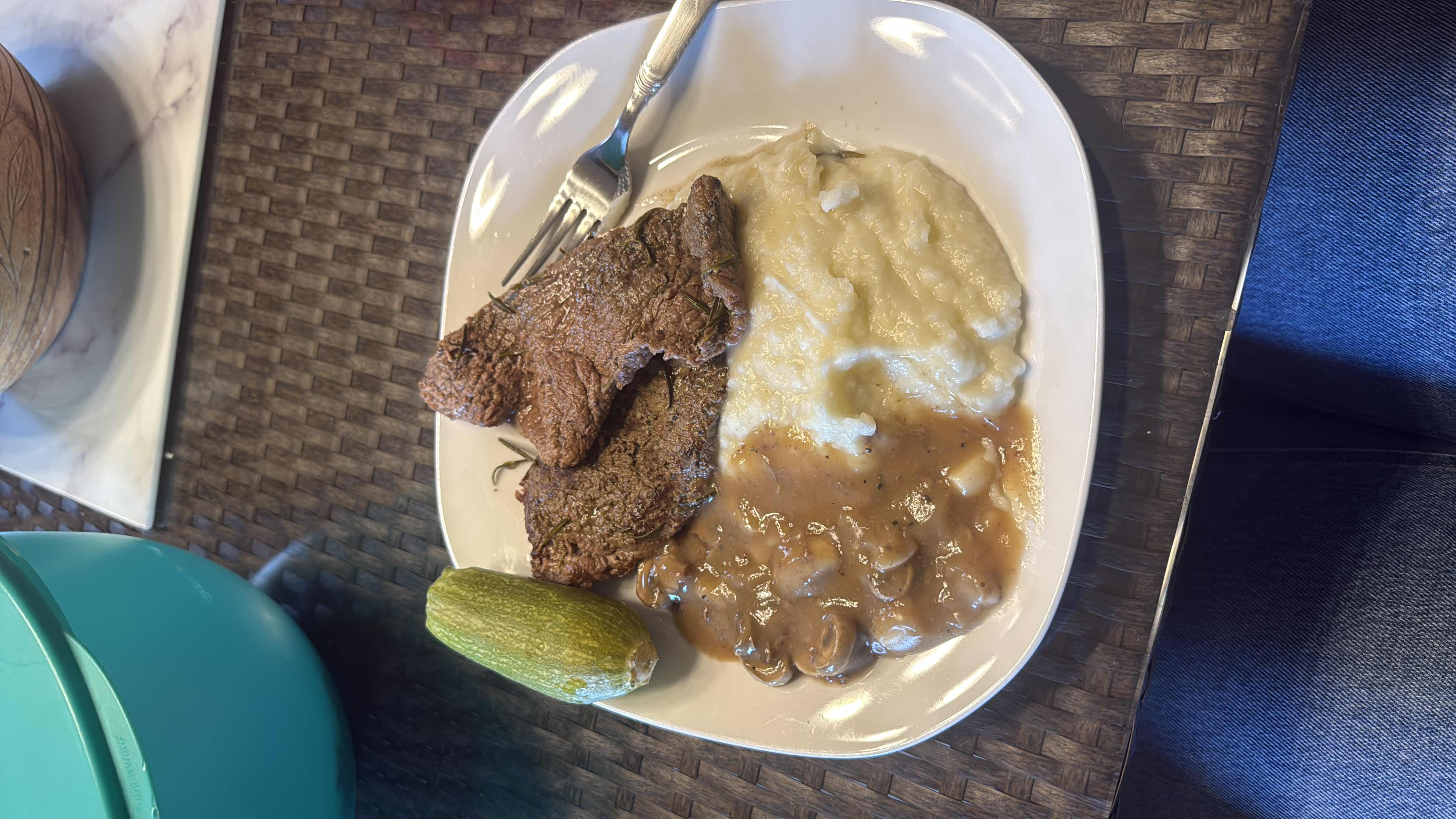 Steak with mashed potatoes