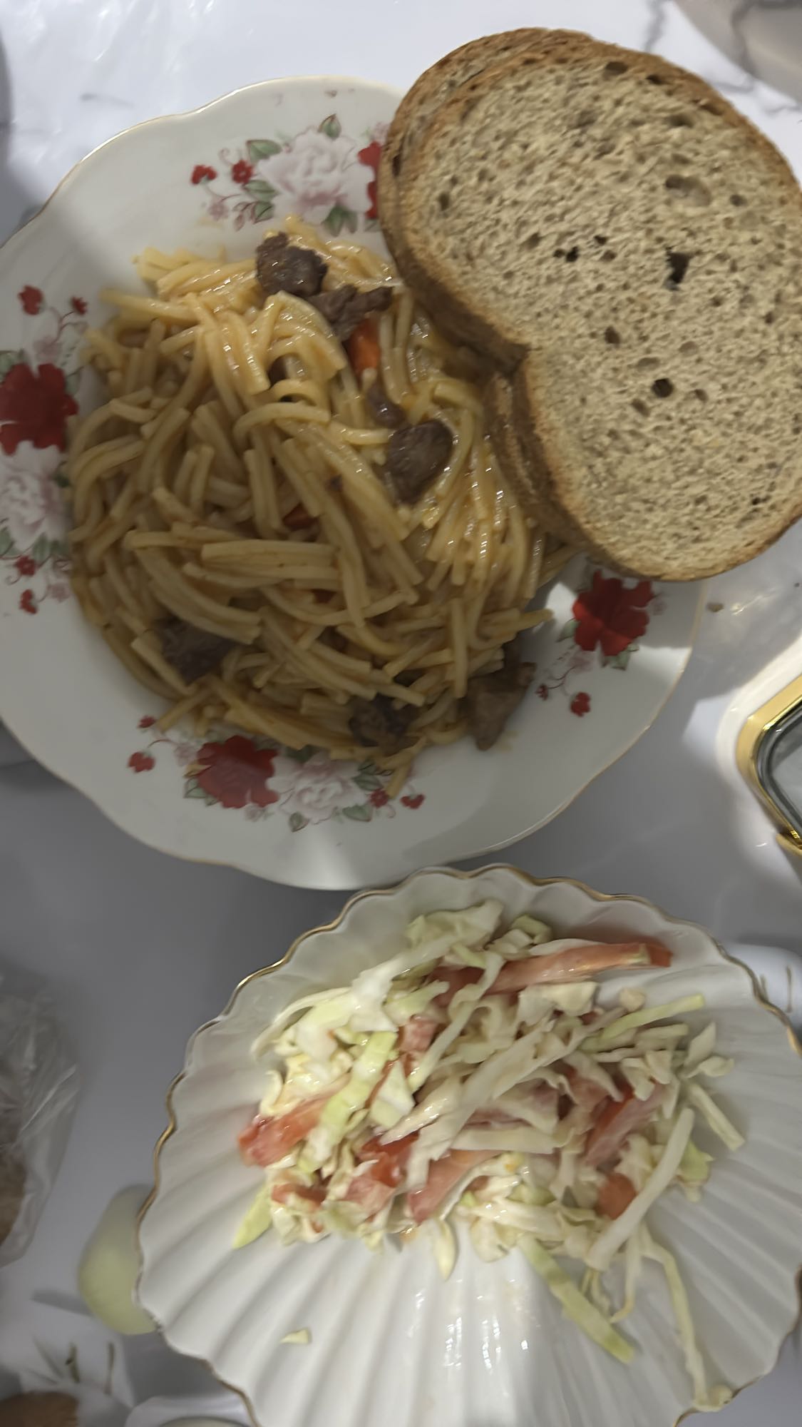 Макароны с мясом и салат