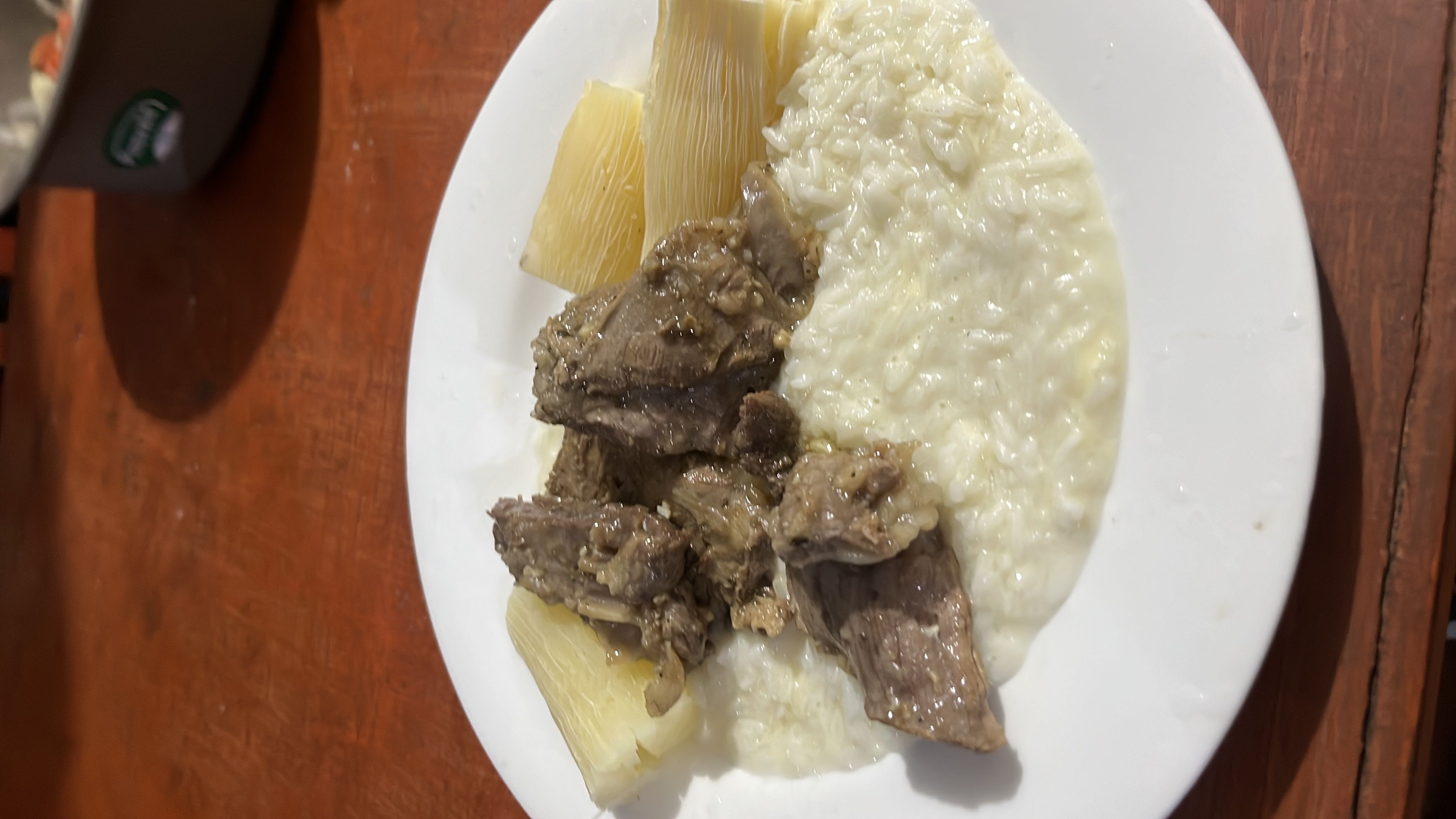 Arroz con carne y yuca