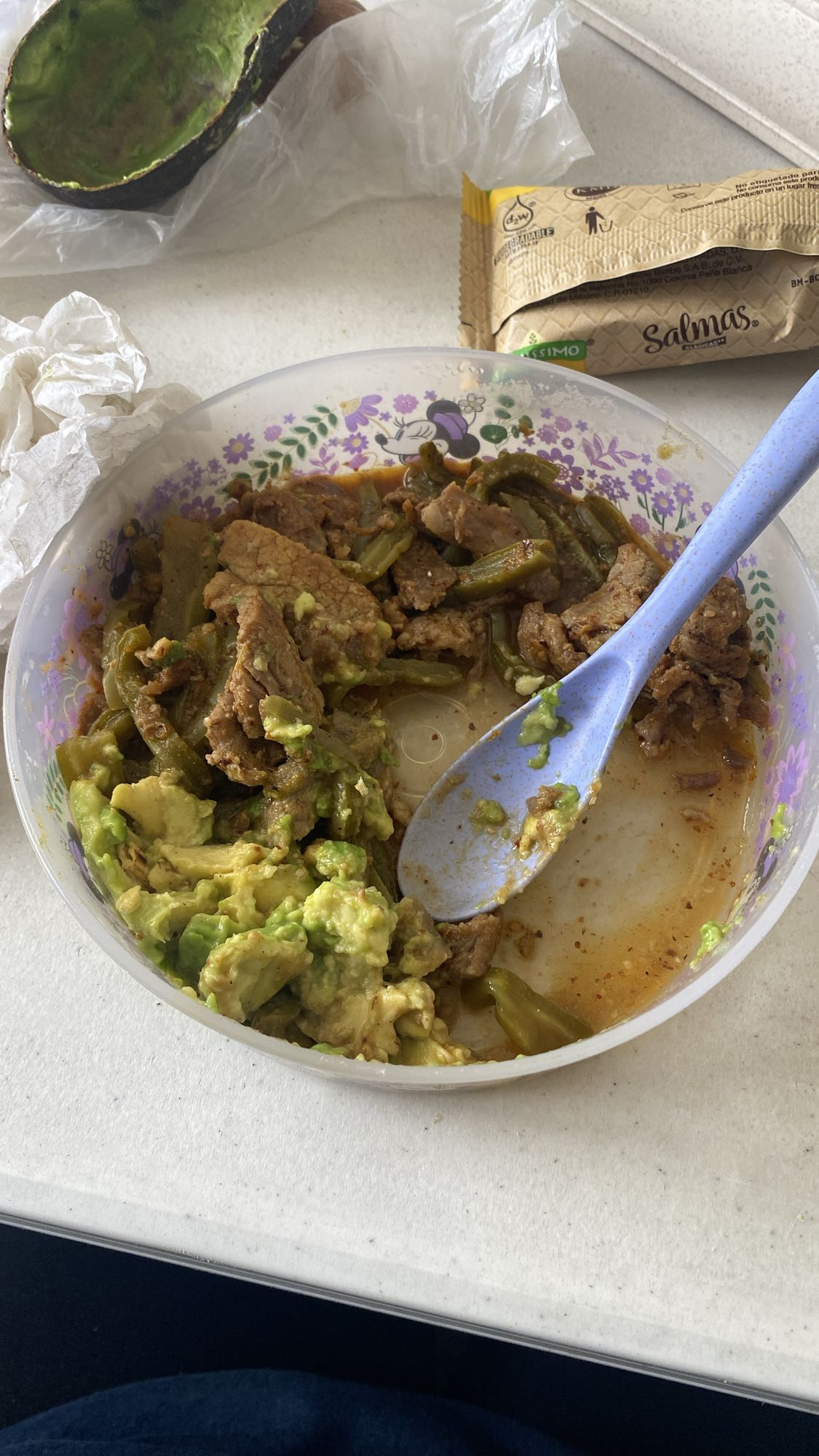 Carne con nopales y aguacate