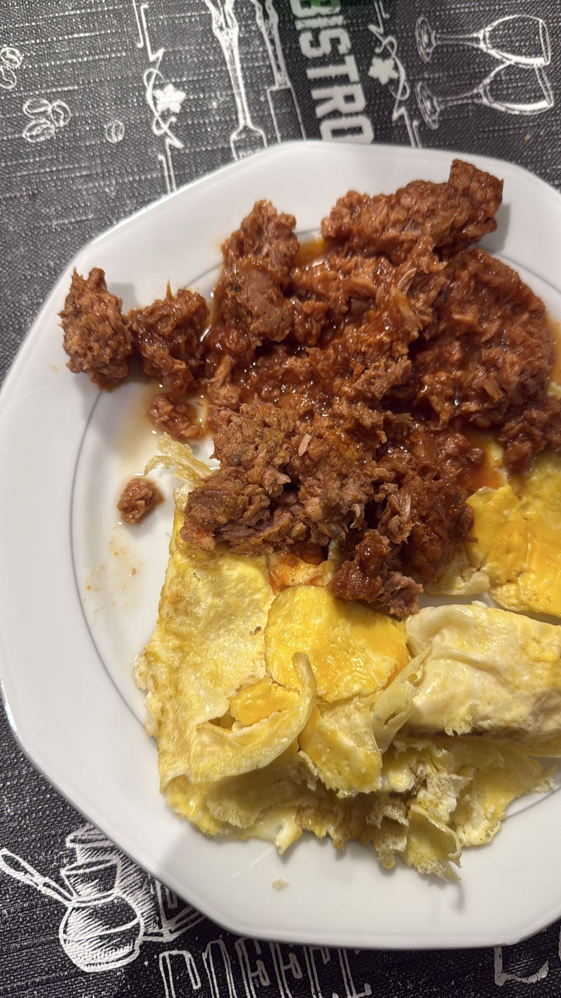 Bœuf effiloché et œufs