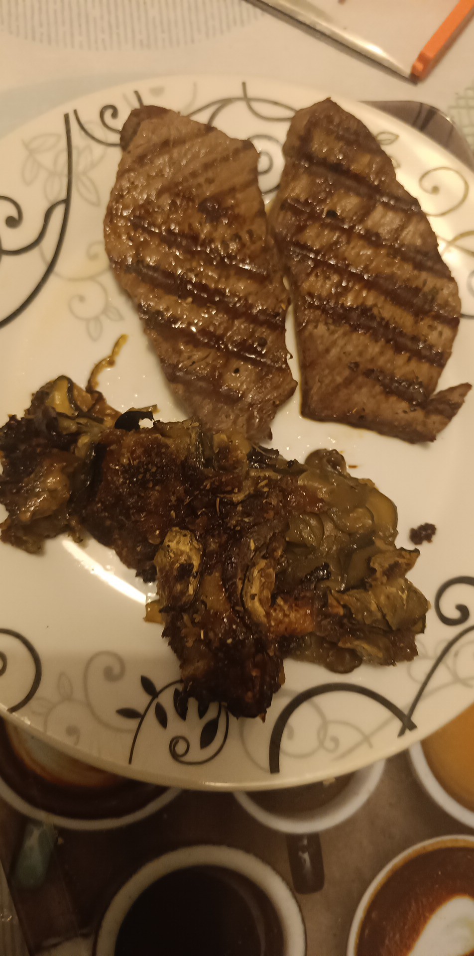 Steak grillé et légumes