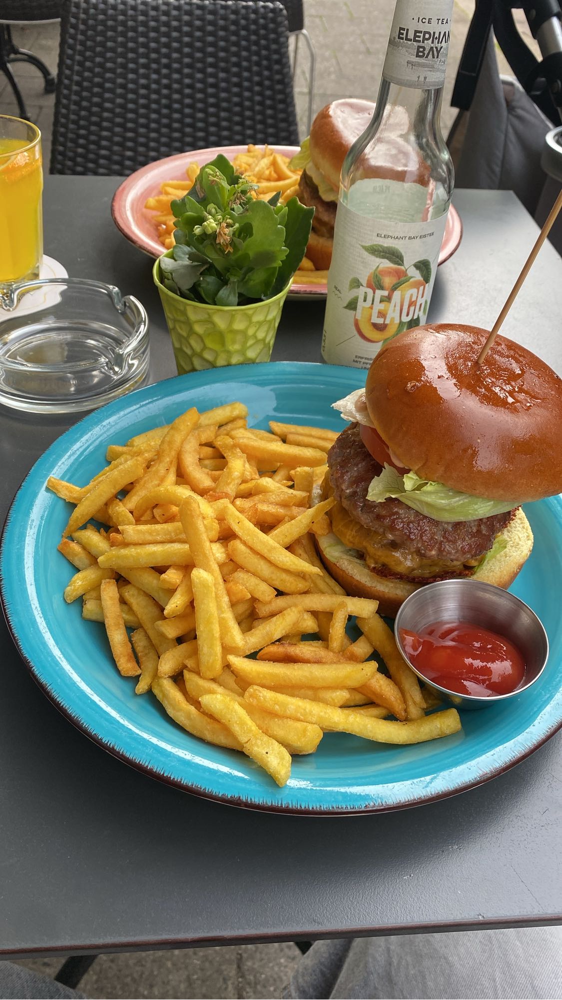 Burger mit Pommes