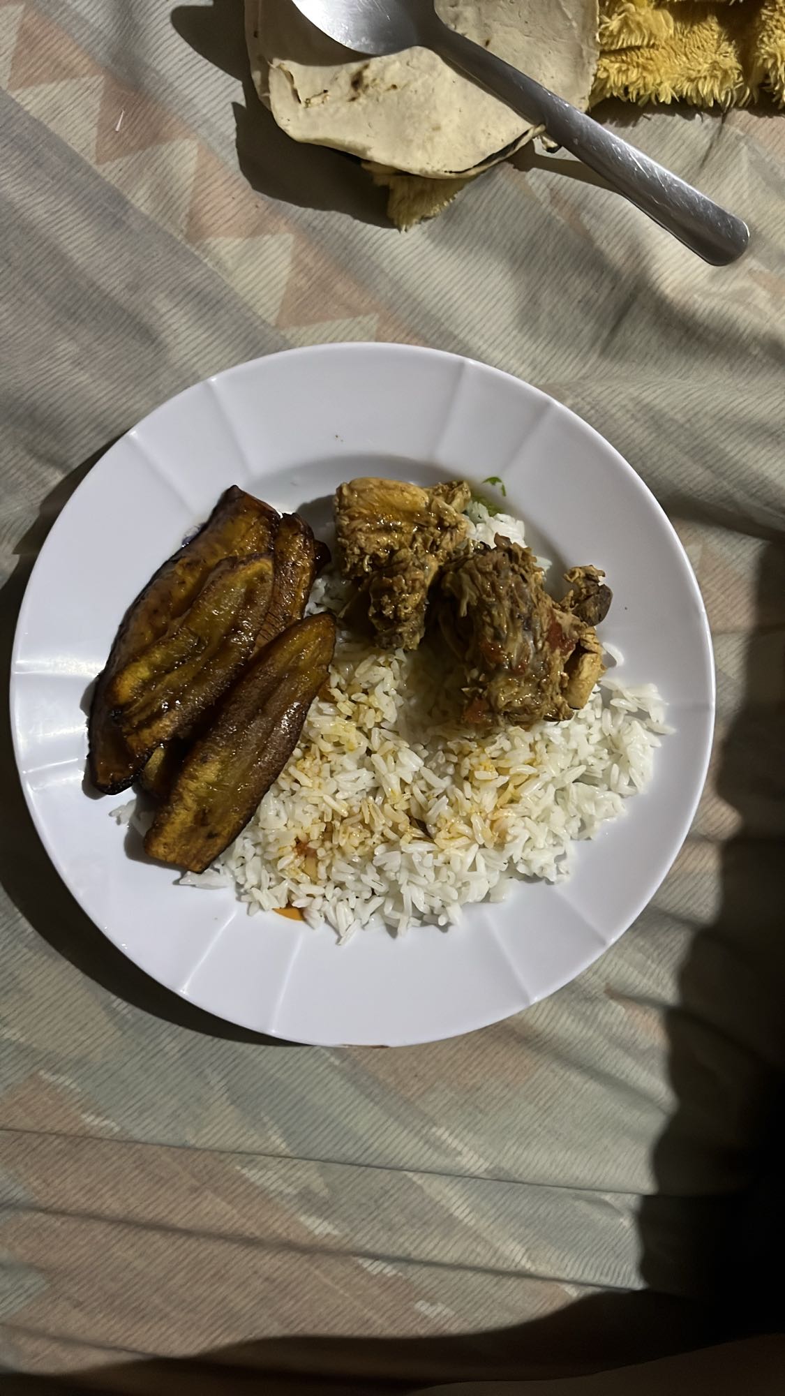 Pollo con arroz y plátano