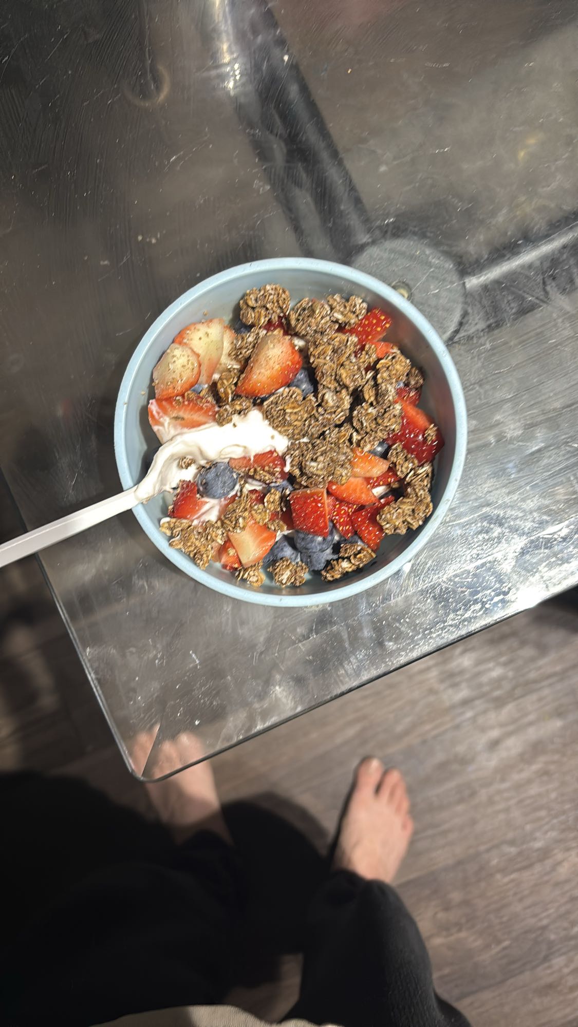 Yaourt aux fruits et granola