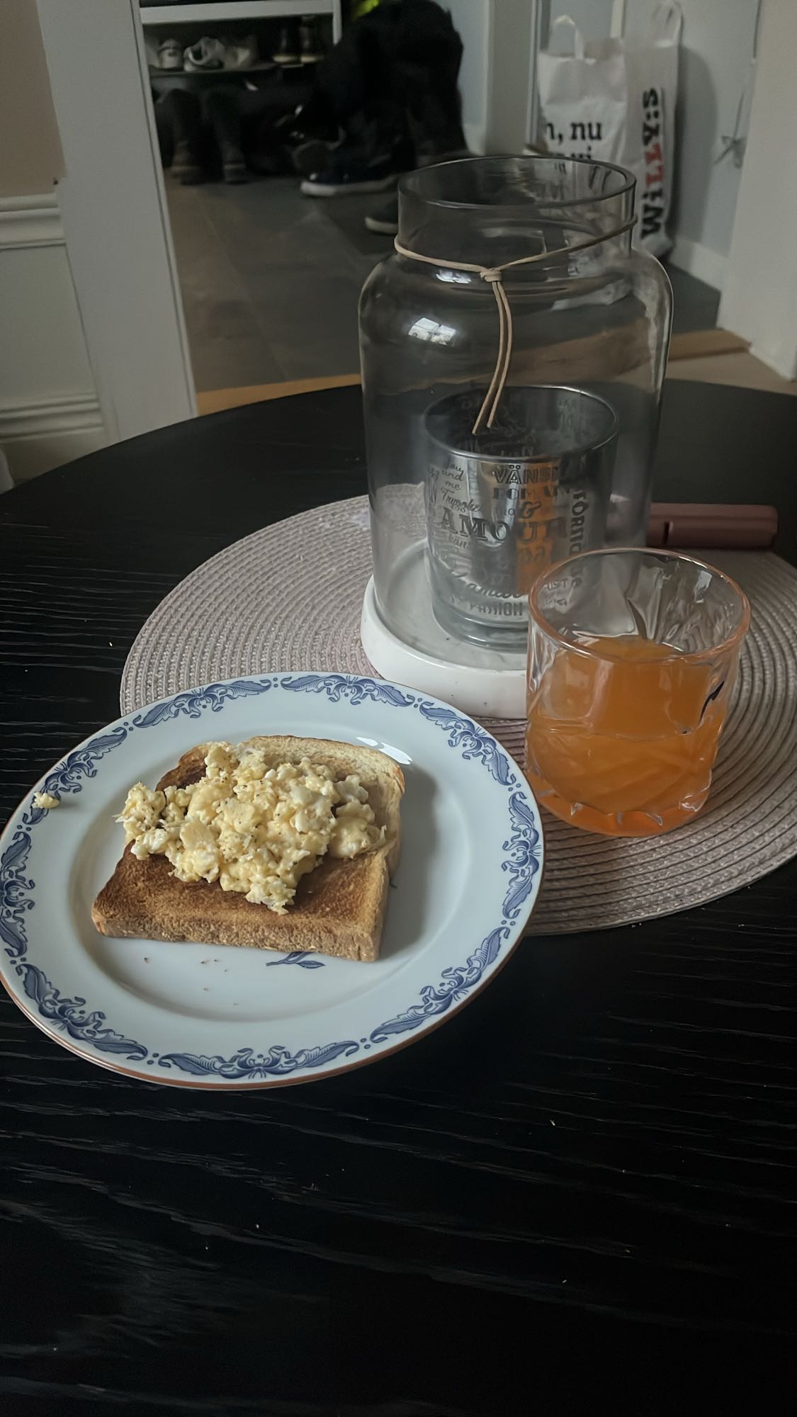 Rostat bröd med äggröra