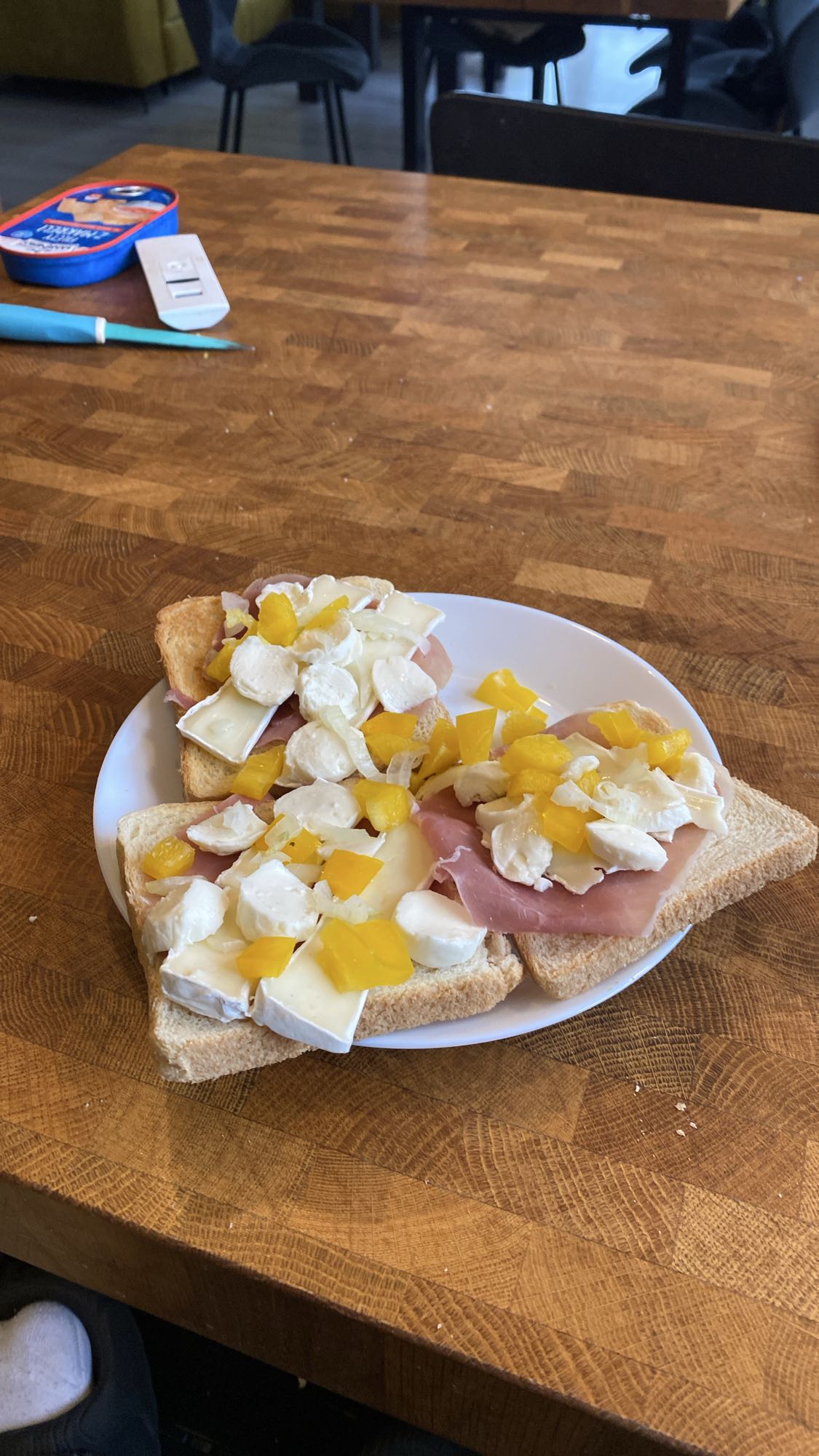 Kanapki z serem i szynką