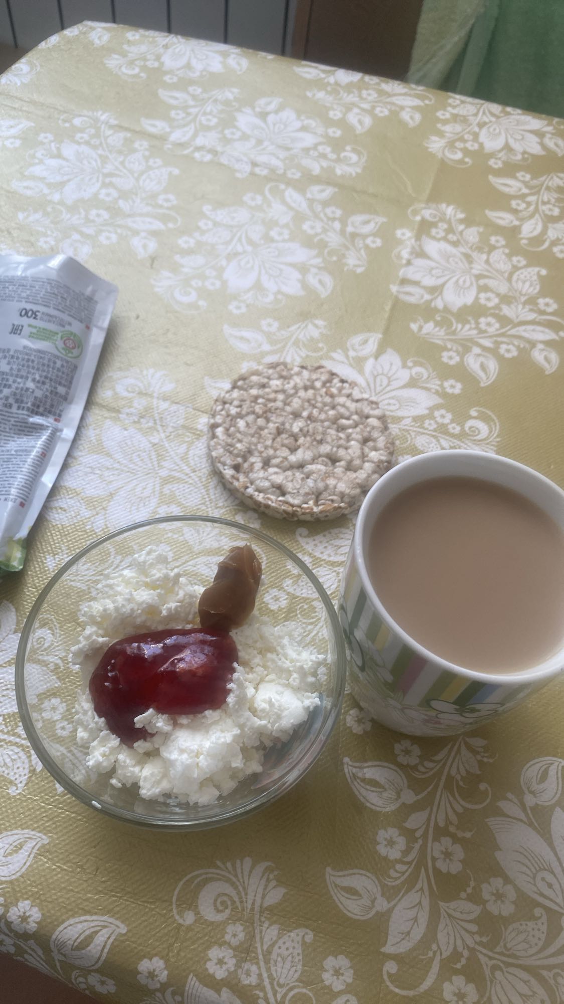 Творог с джемом и кофе