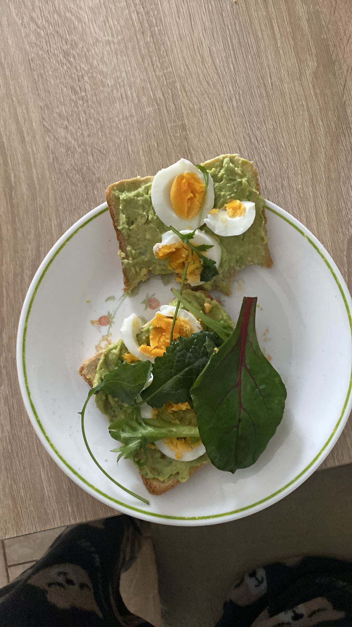 Τοστ με αβοκάντο και αυγό