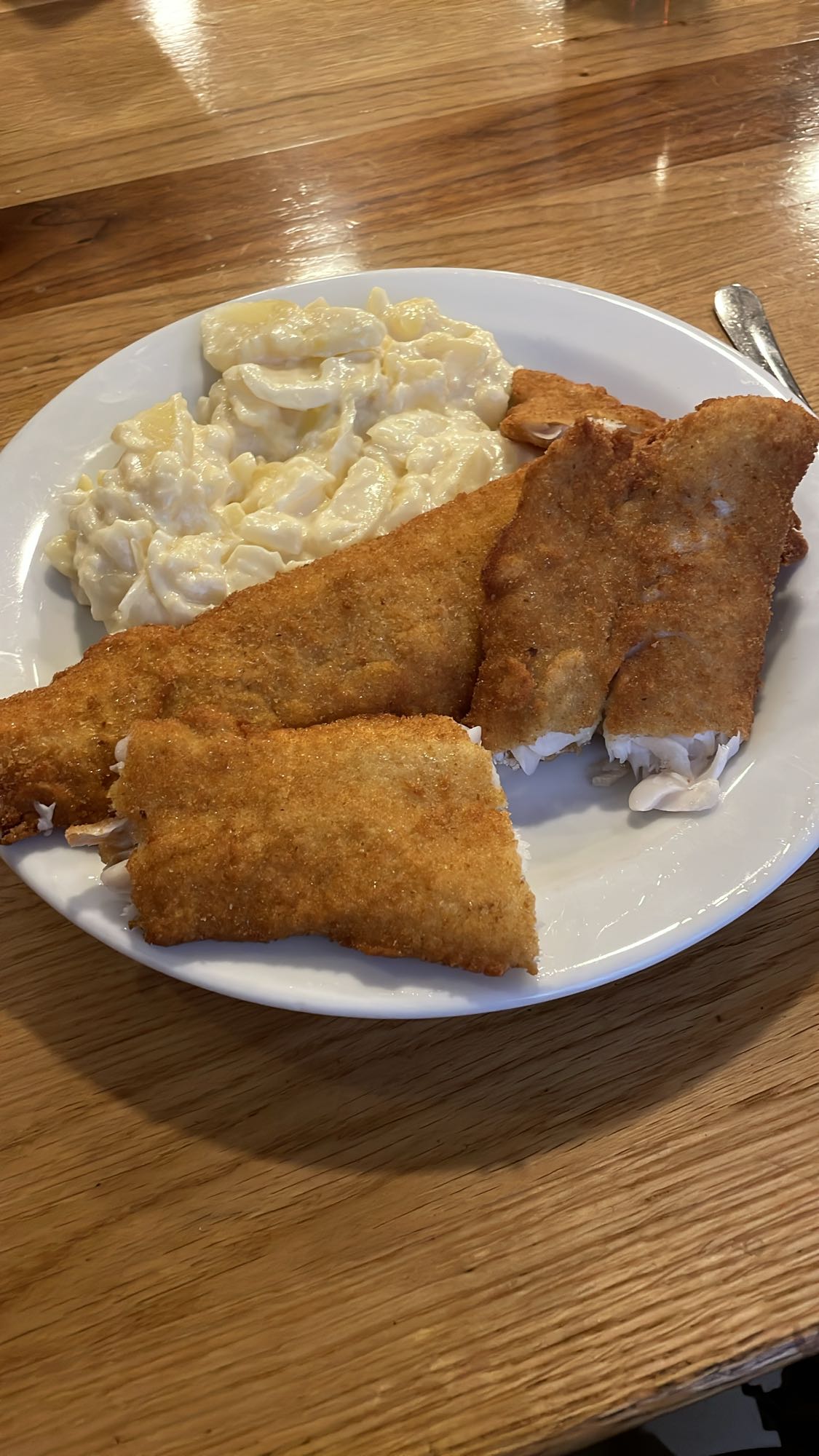 Ocvrta riba s krompirjem