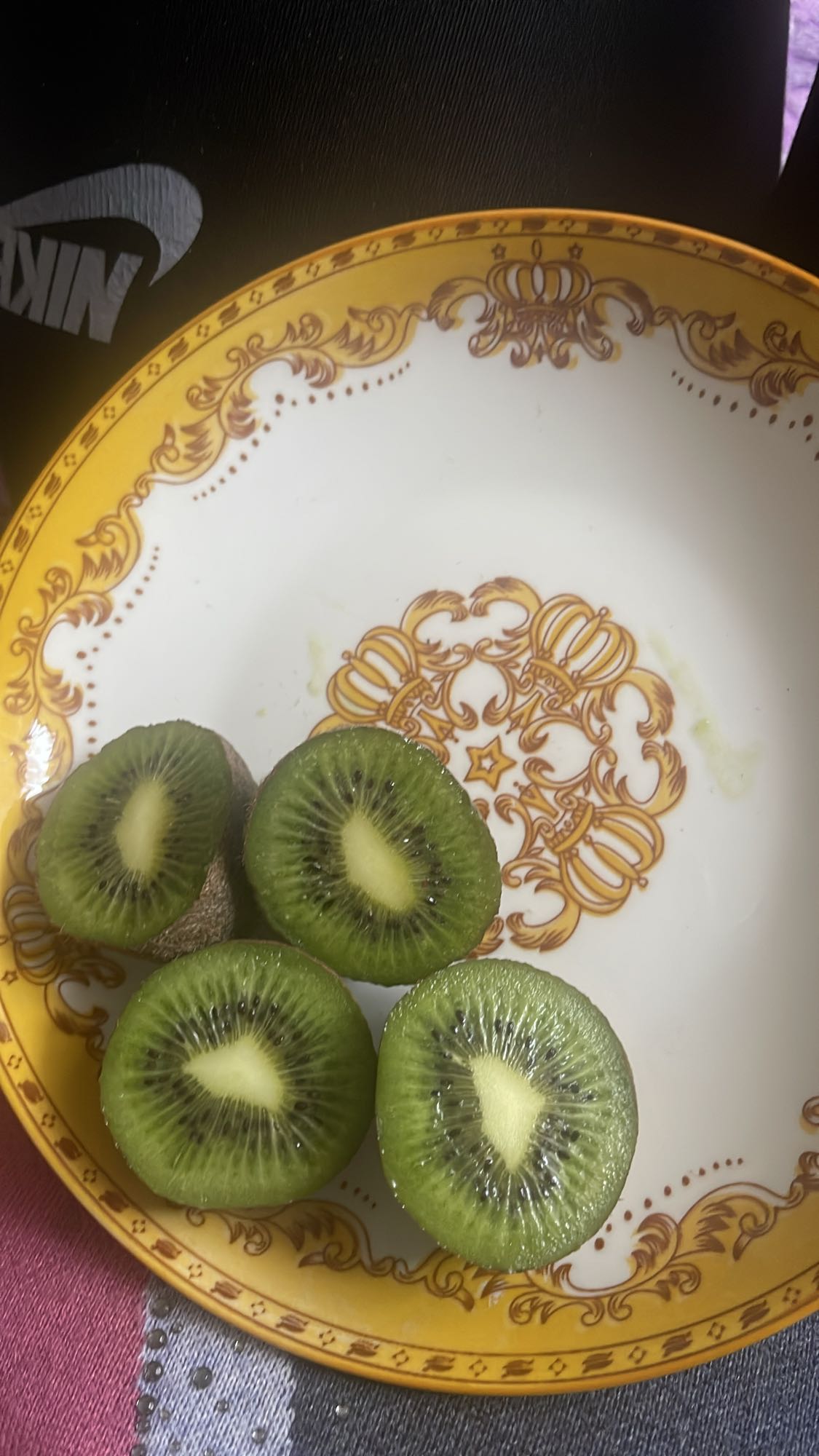 Киви в чиния