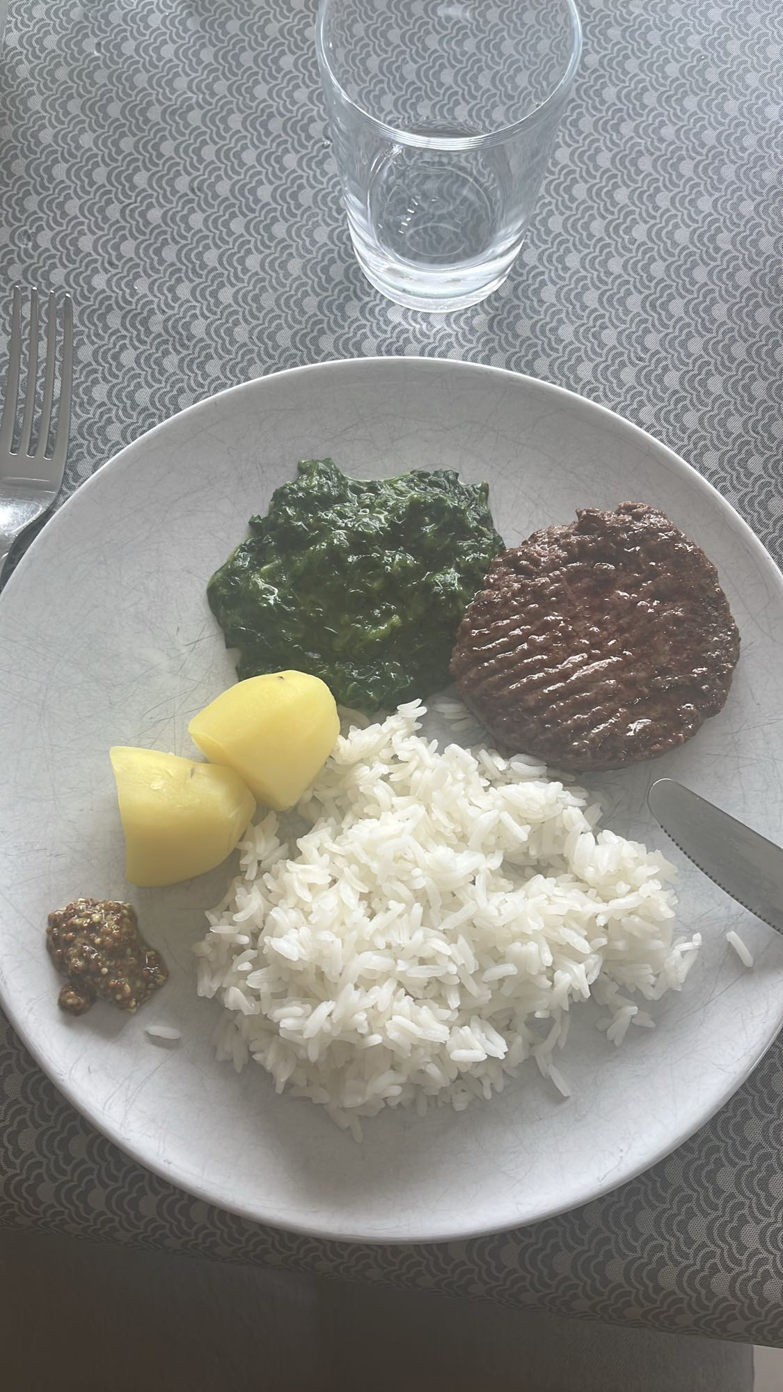 Steak avec riz et épinards