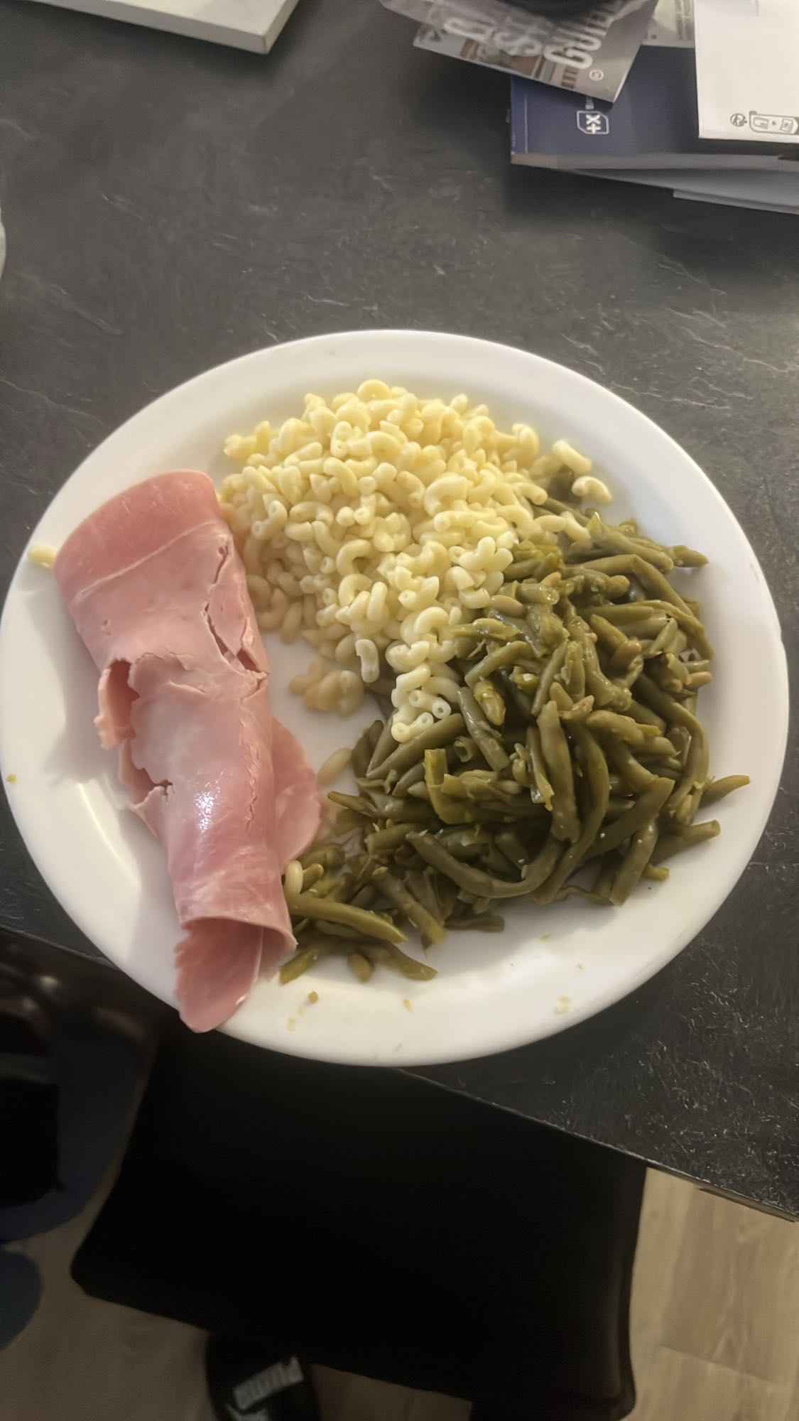 Jambon avec pâtes et haricots