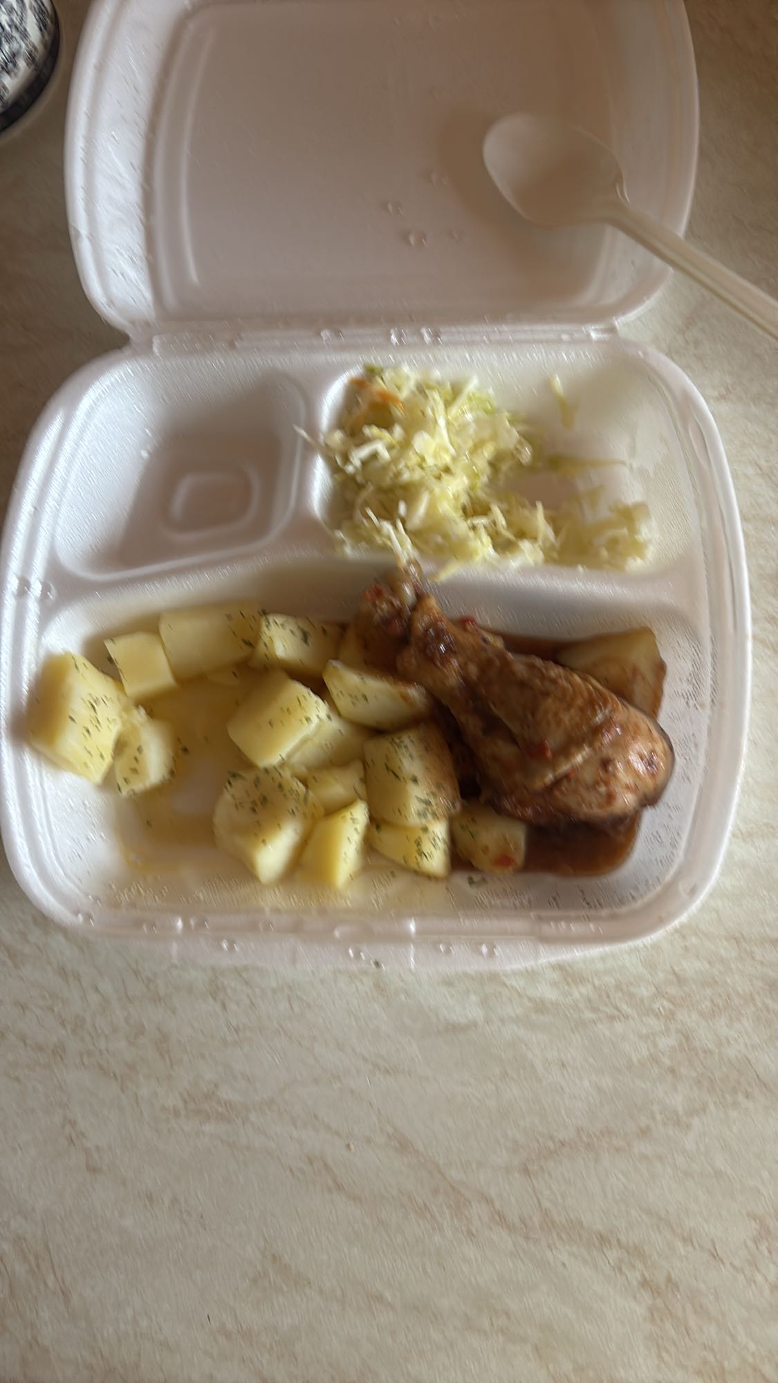 Pui cu cartofi și salată