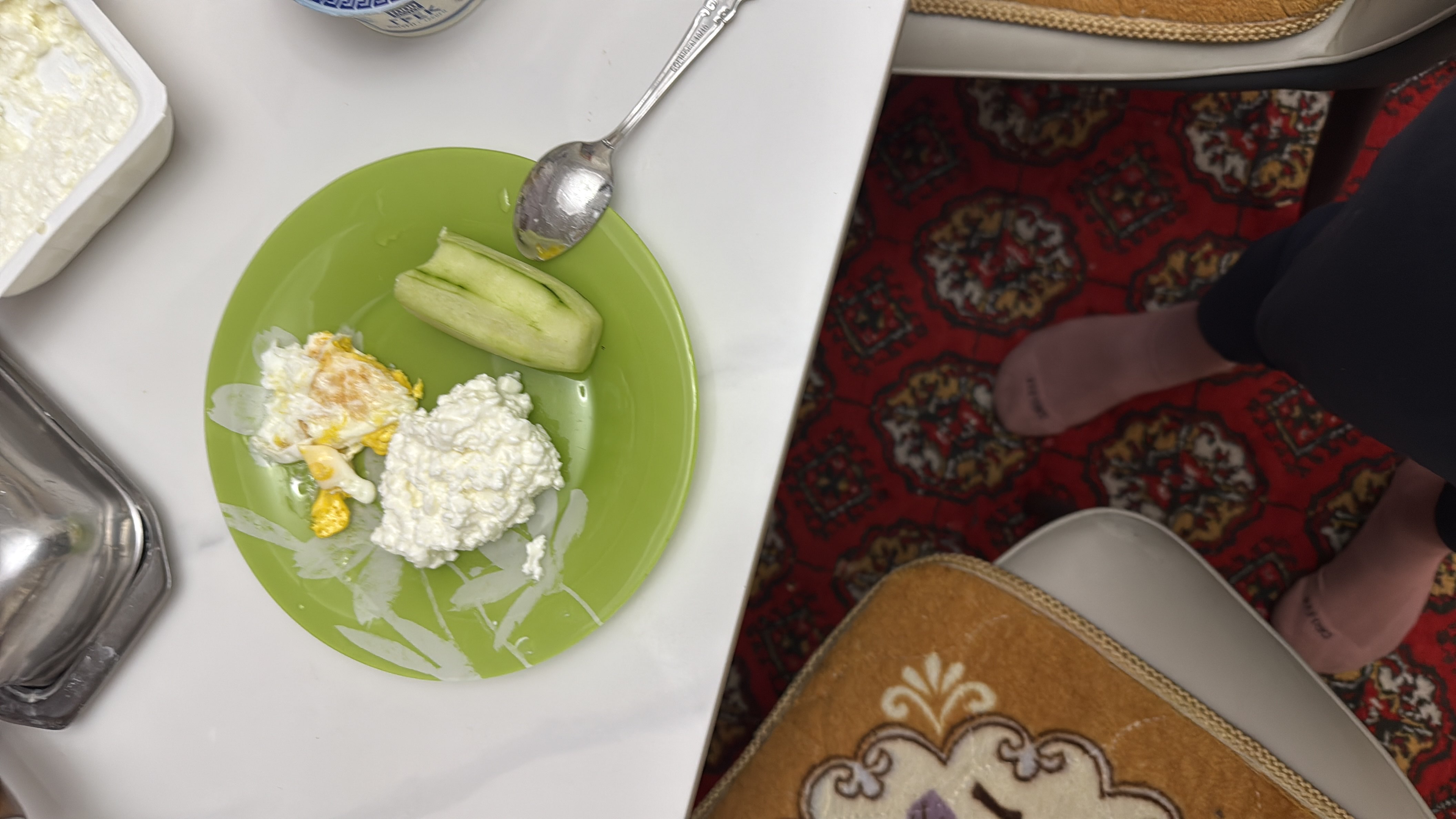 Творог с яйцом и огурцом