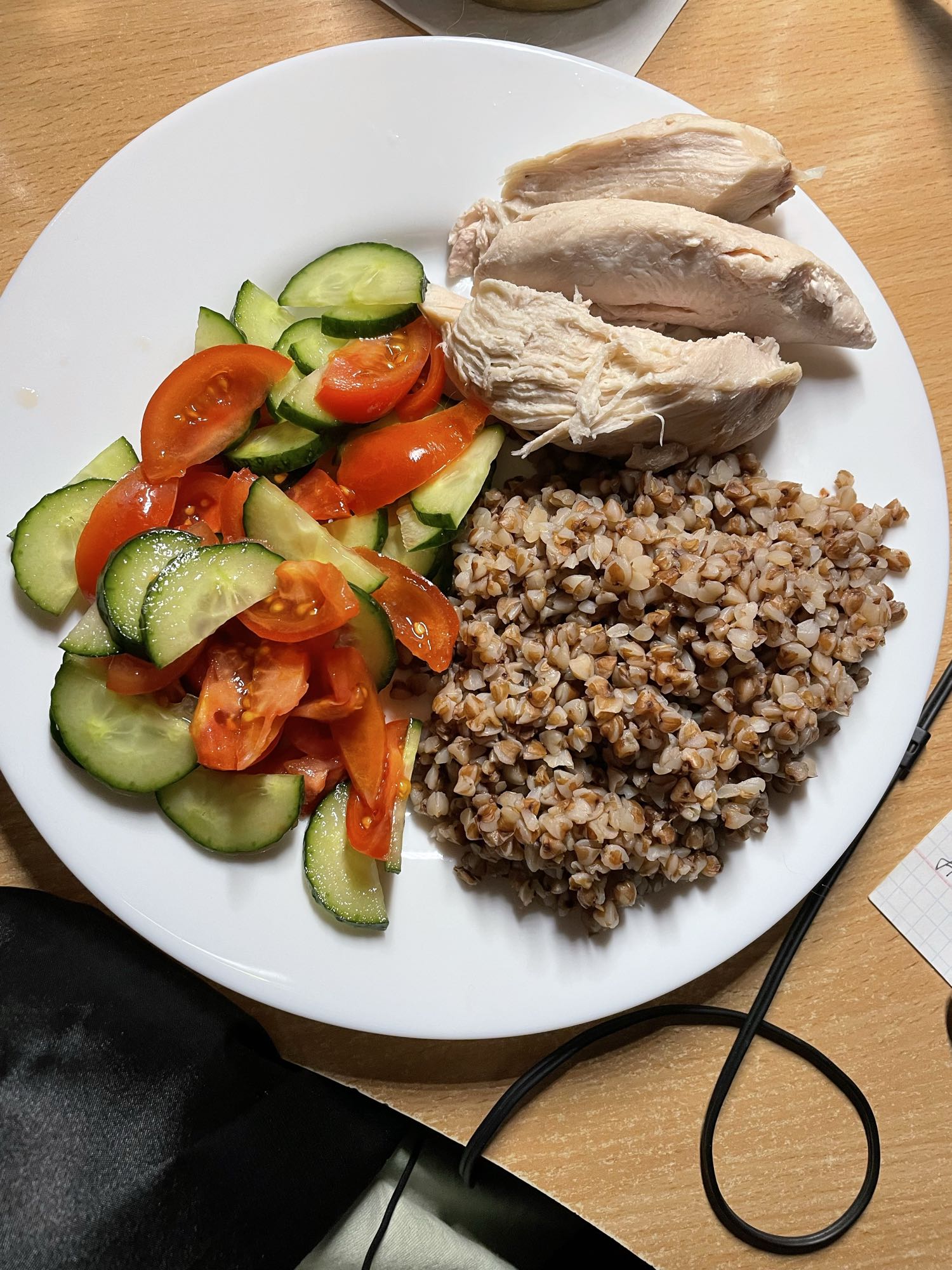 Гречка с курицей и салатом