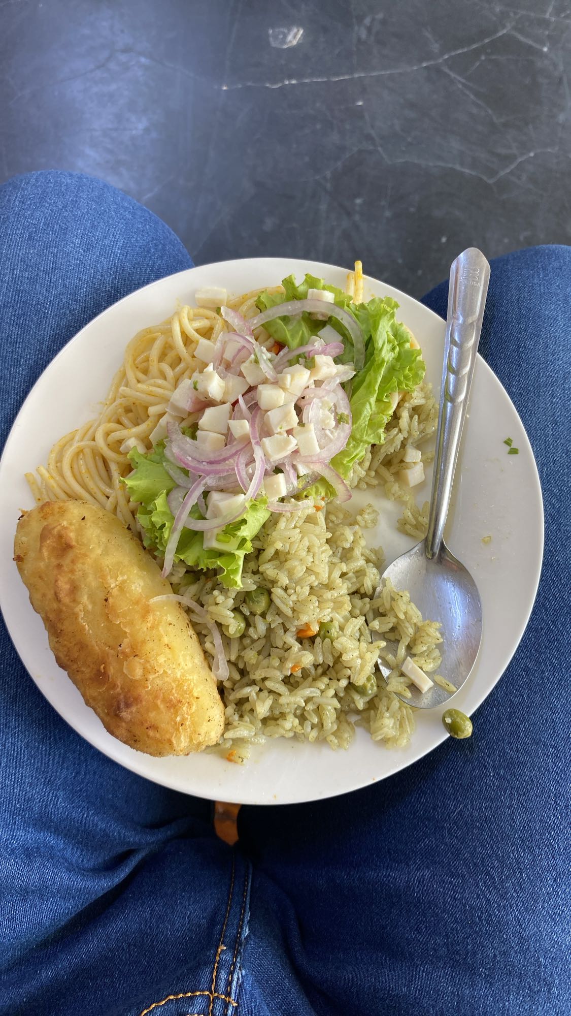 Arroz verde con ensalada