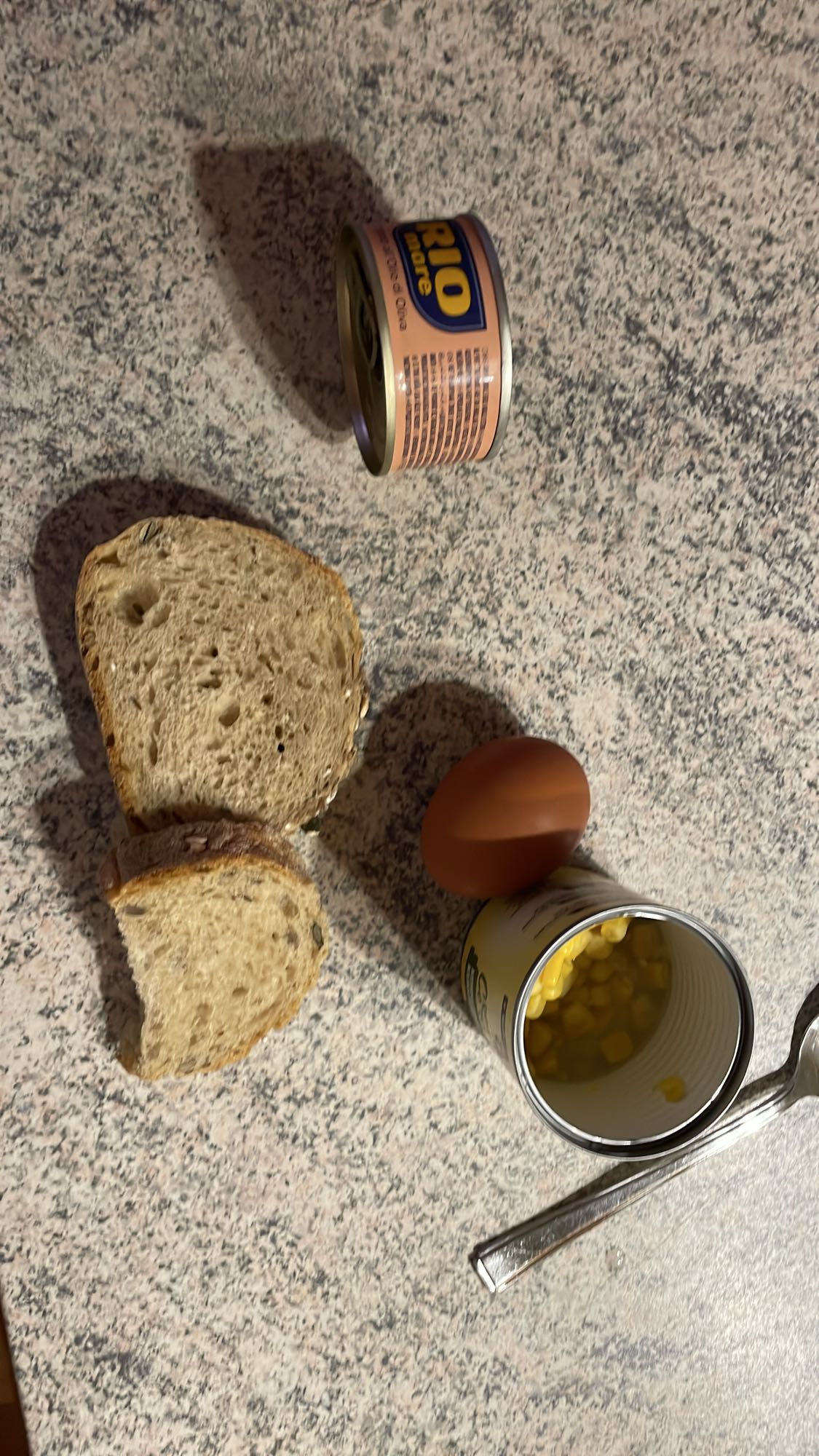 Tunina s koruzo in kruhom