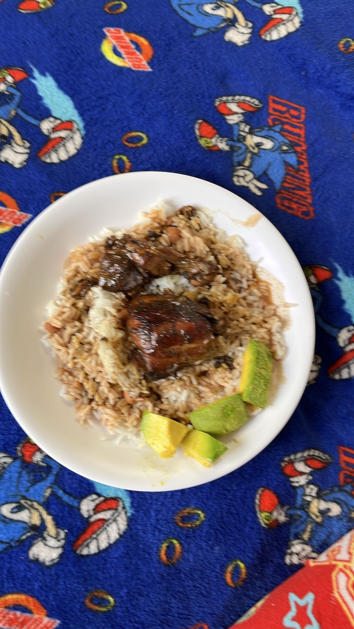 Pollo con arroz y aguacate