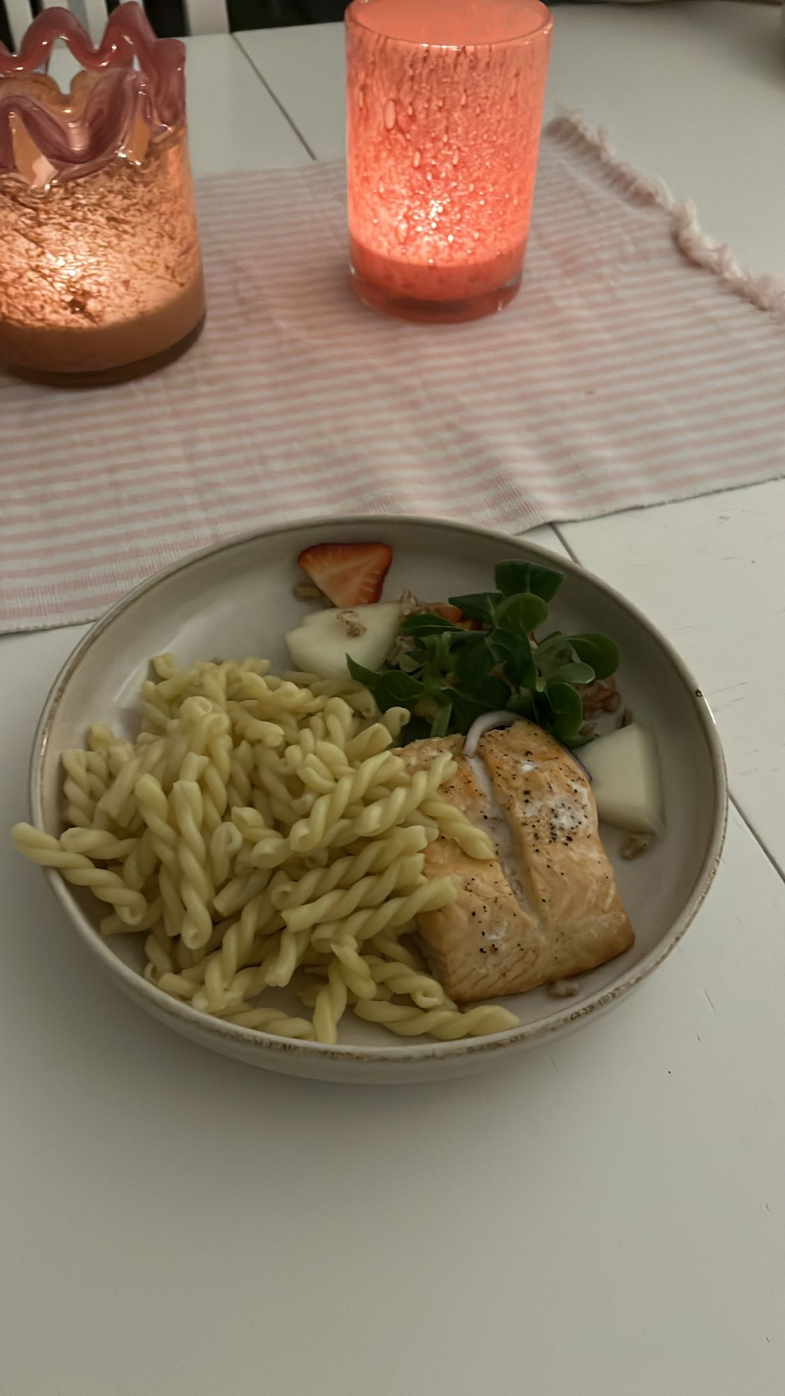 Lax med pasta och sallad