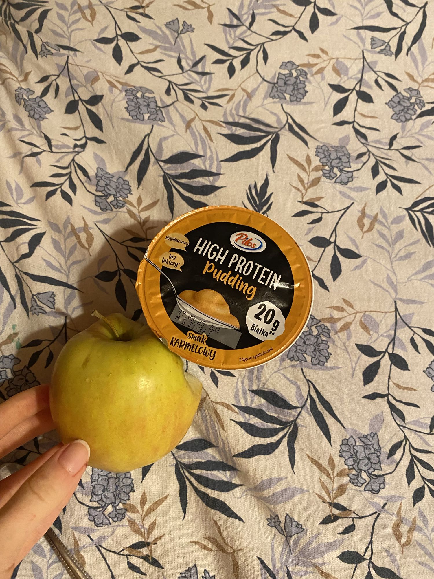 Pudding karmelowy i jabłko