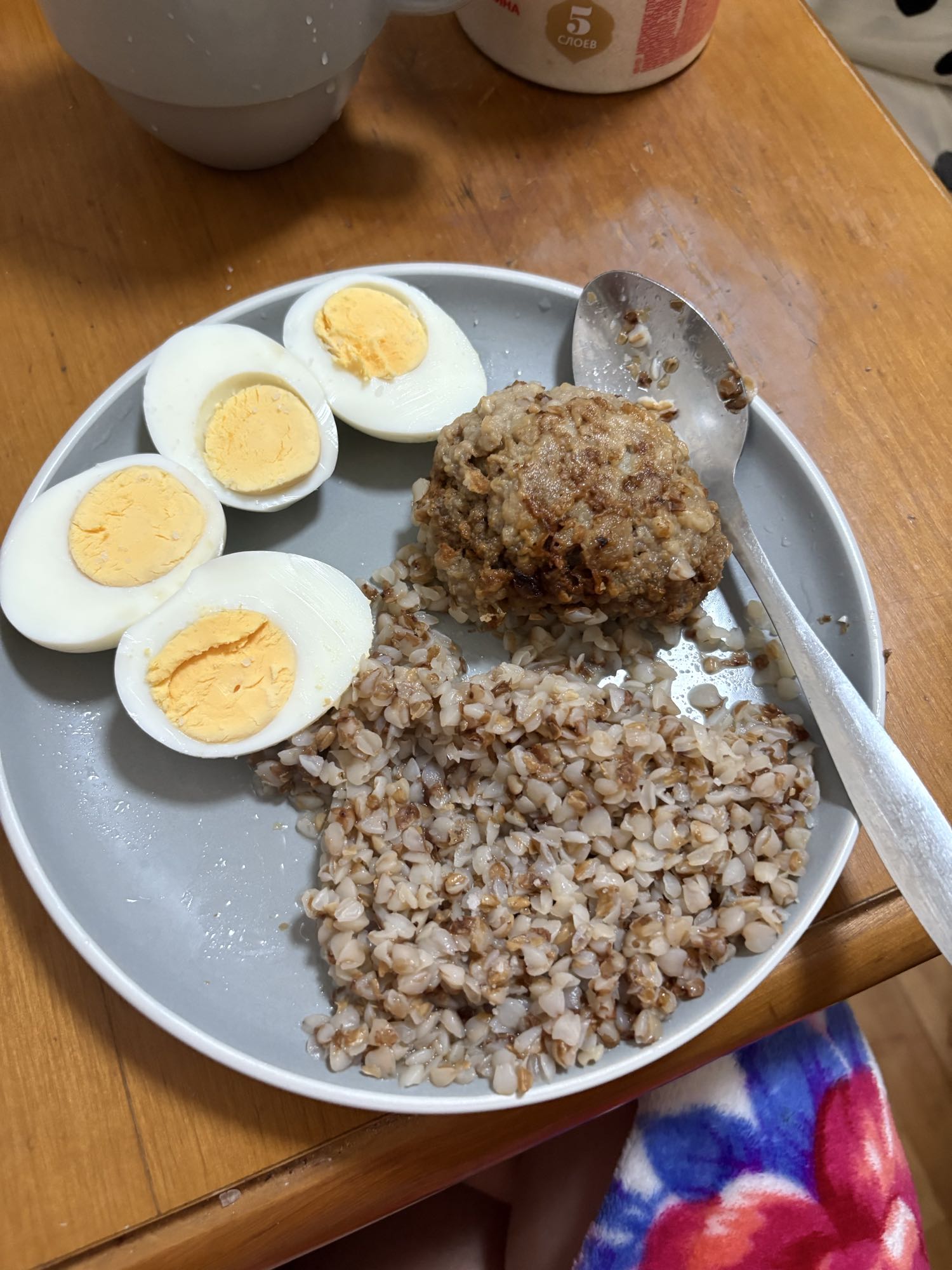 Гречка с яйцами и котлетой