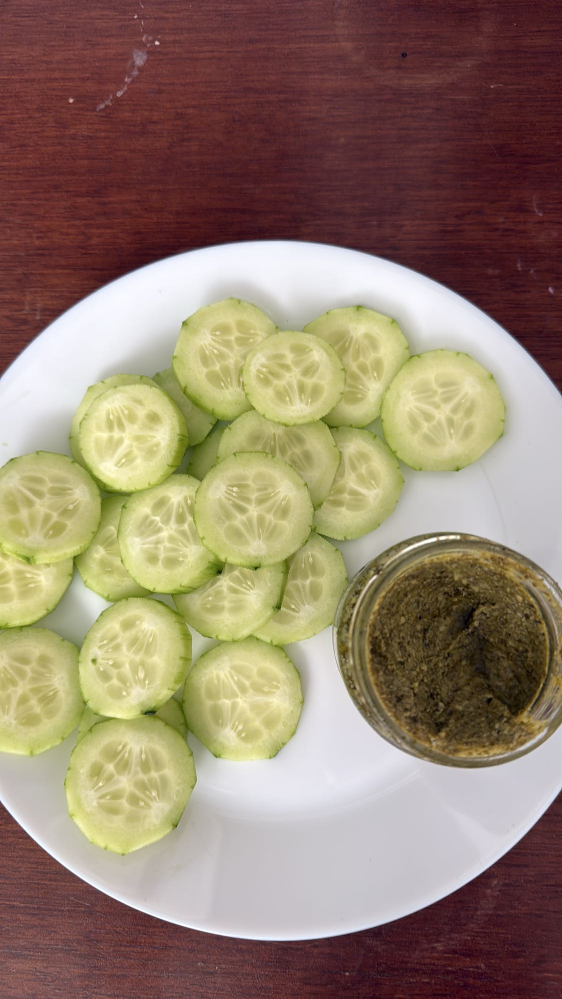 Pepino con dip de pesto