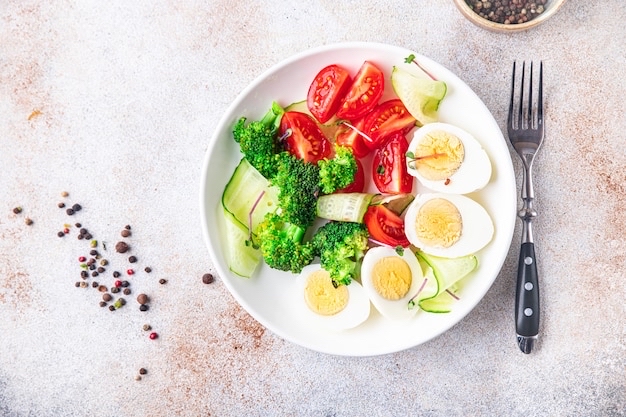 Салат с яйцами и овощами