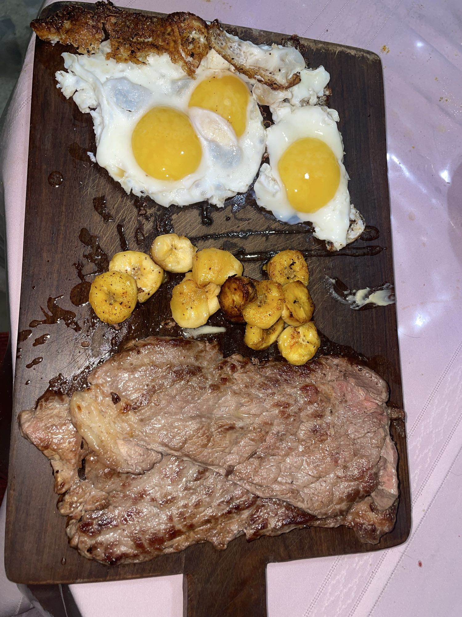 Bistec con huevos y plátano