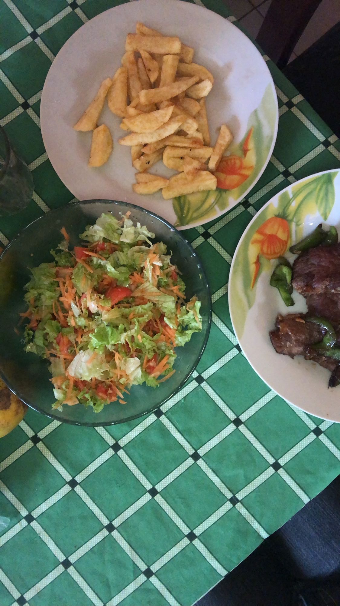 Carne con ensalada y papas