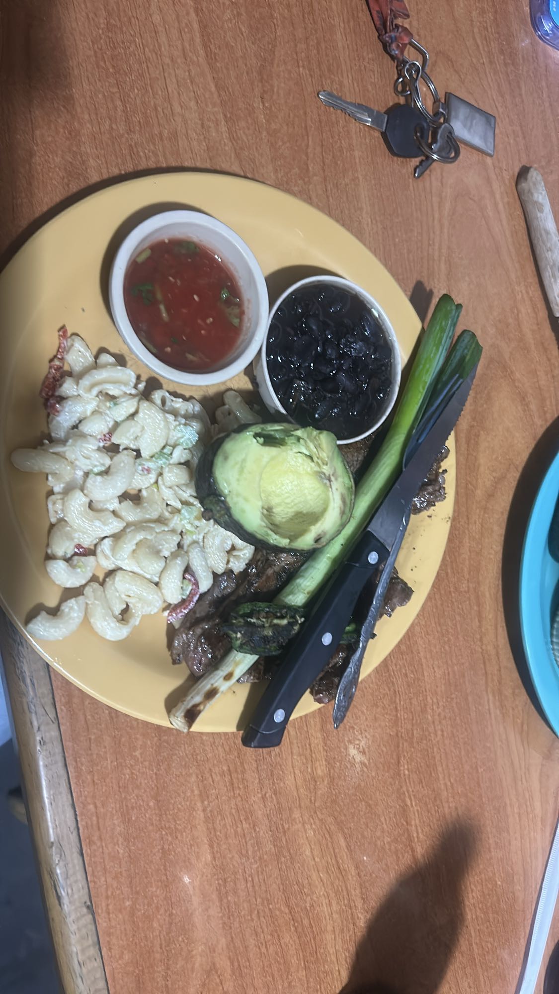 Carne asada con guarniciones