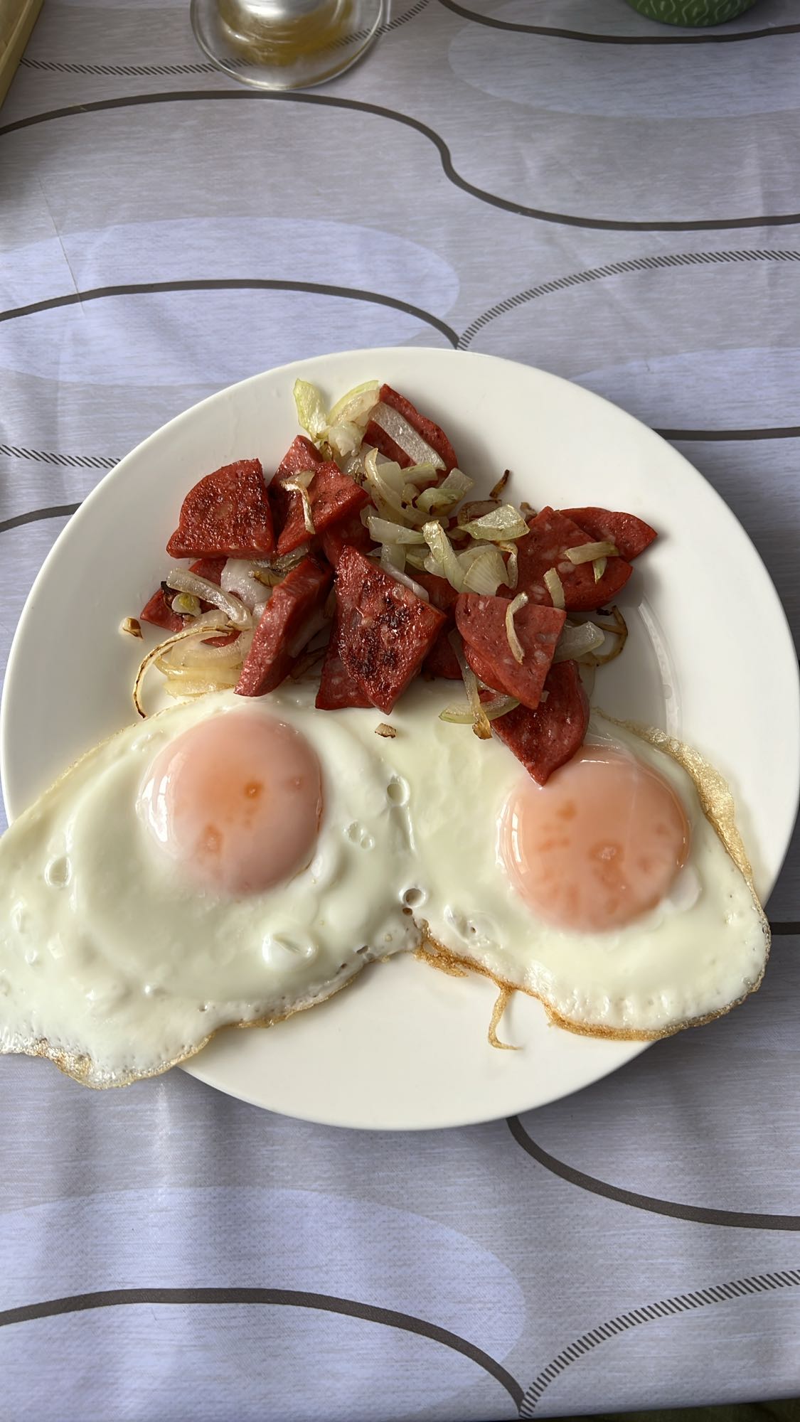 Яичница с колбасой