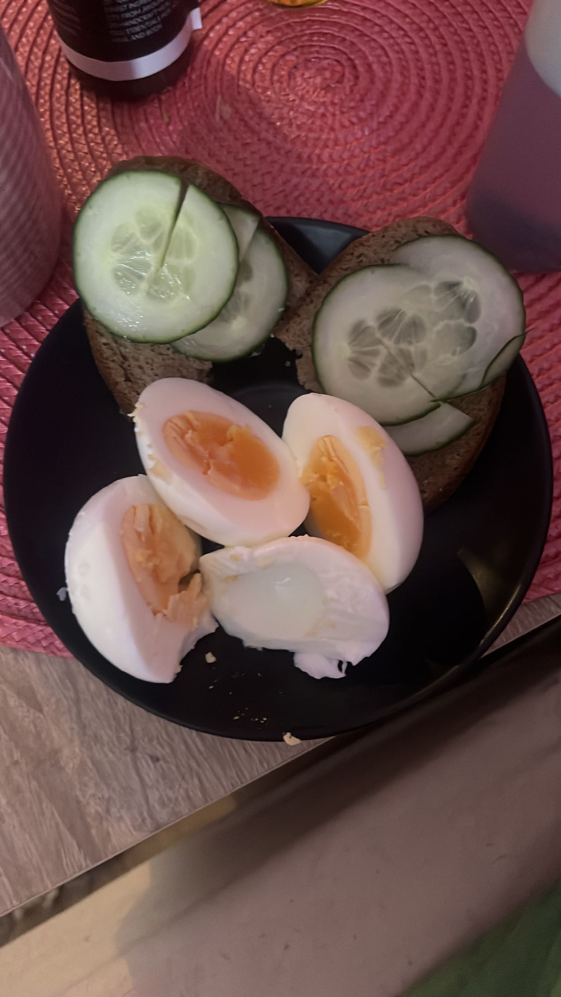 Яйца с тостами и огурцом