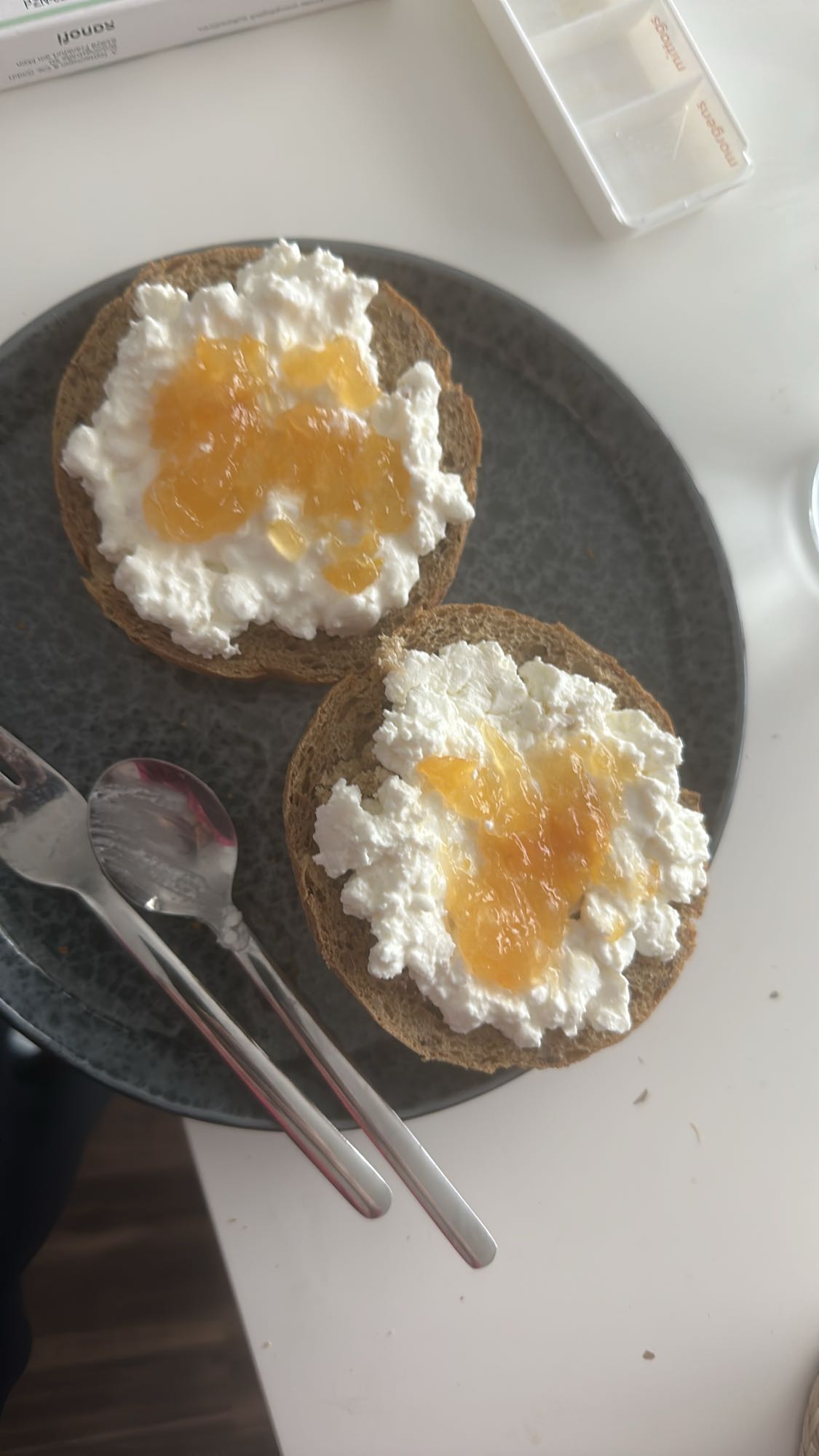 Vollkornbrötchen mit Quark