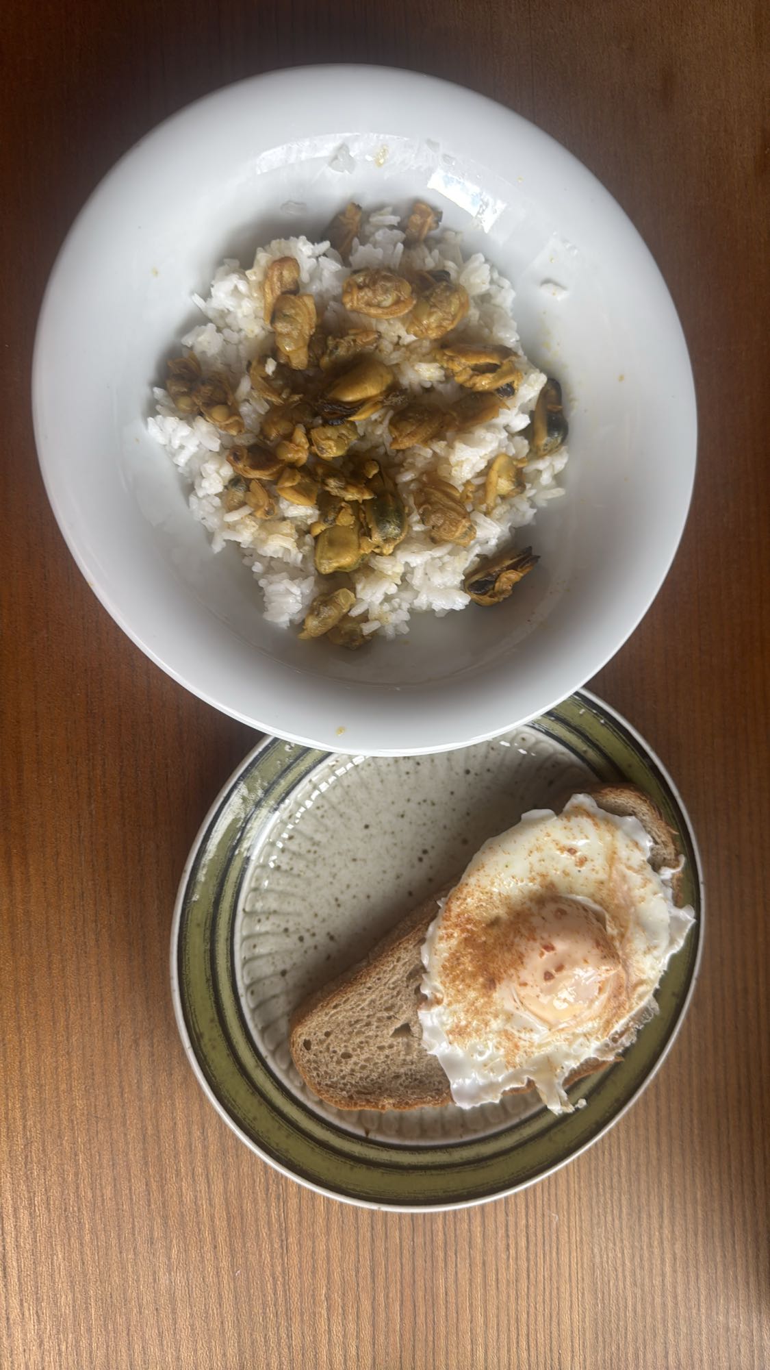 Рис с мидиями и тост с яйцом