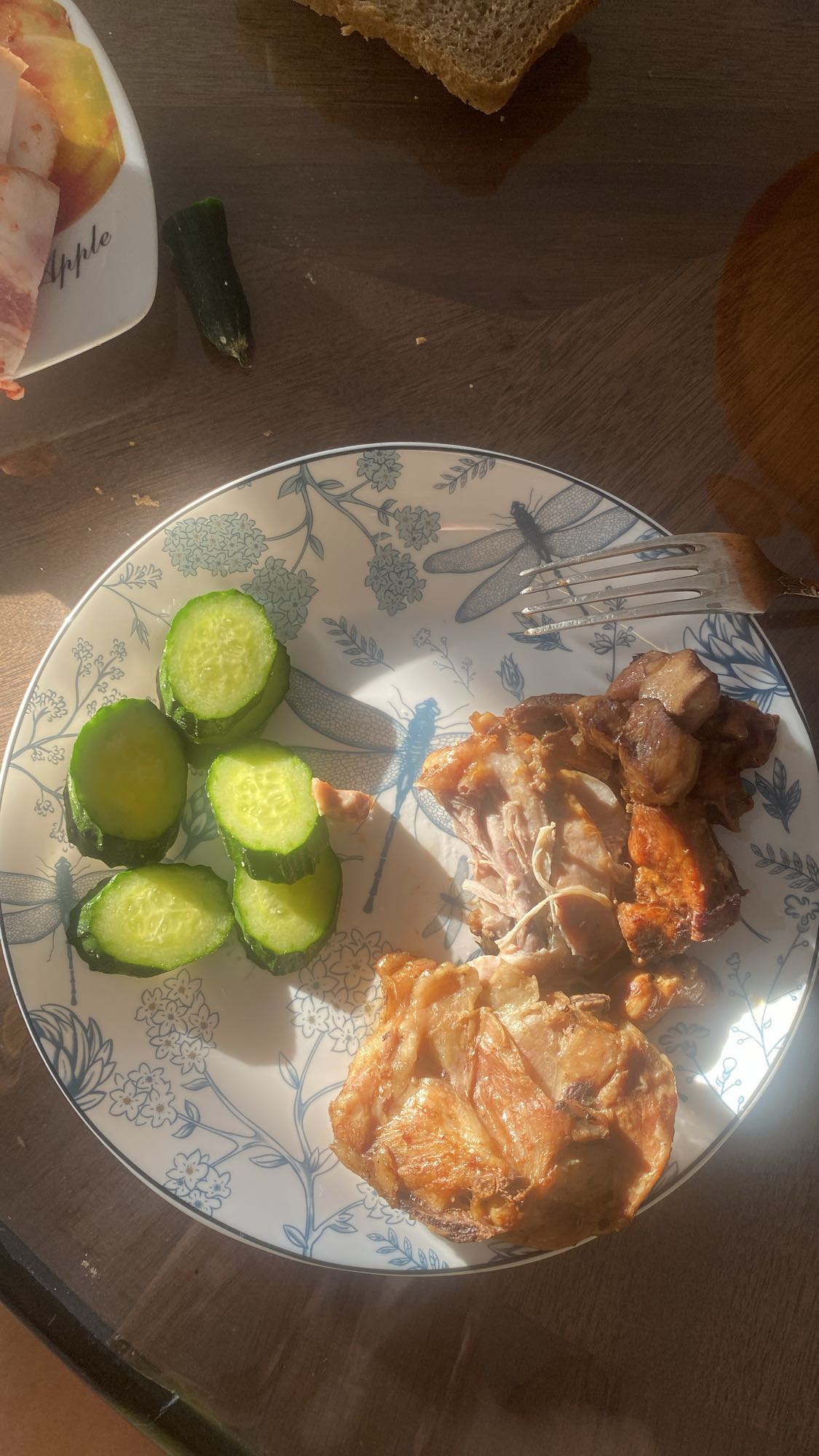 Жареная курица с огурцами