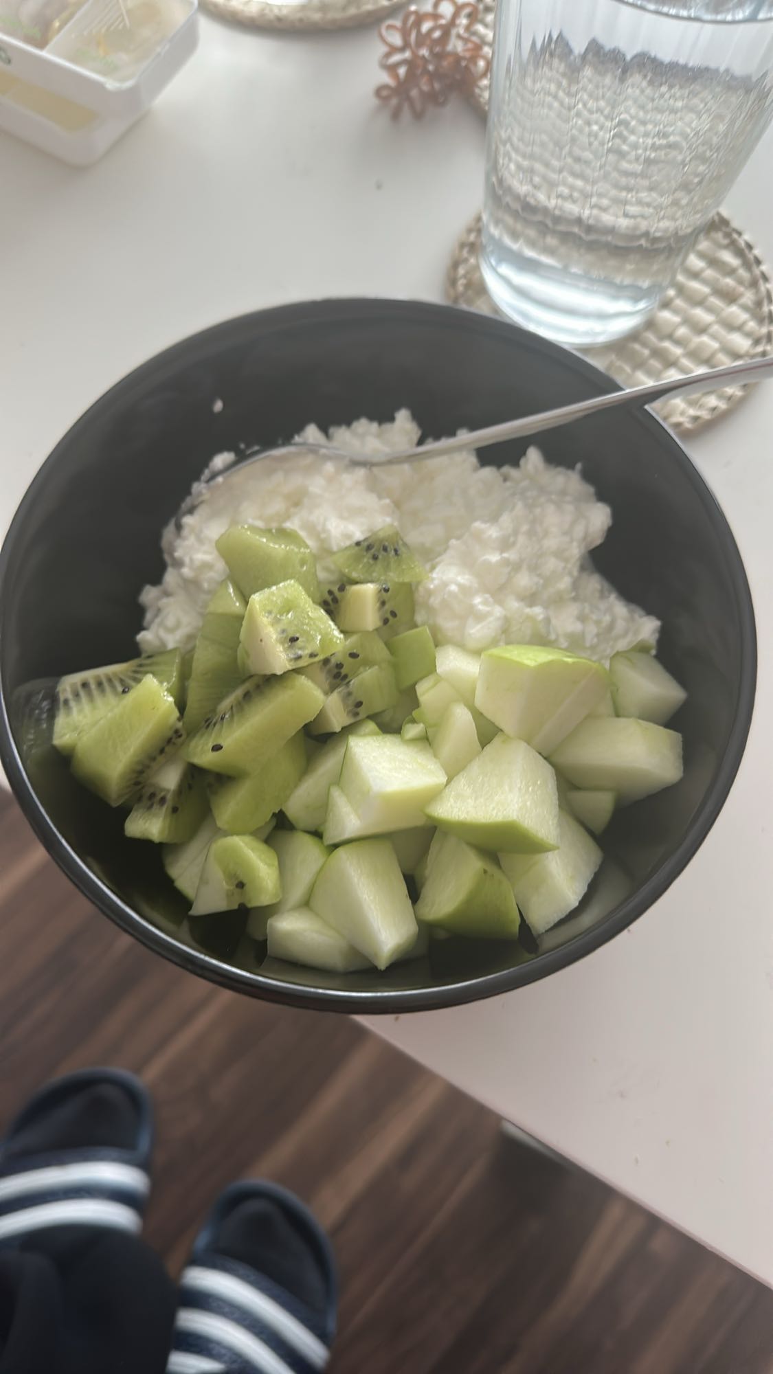 Hüttenkäse mit Obst