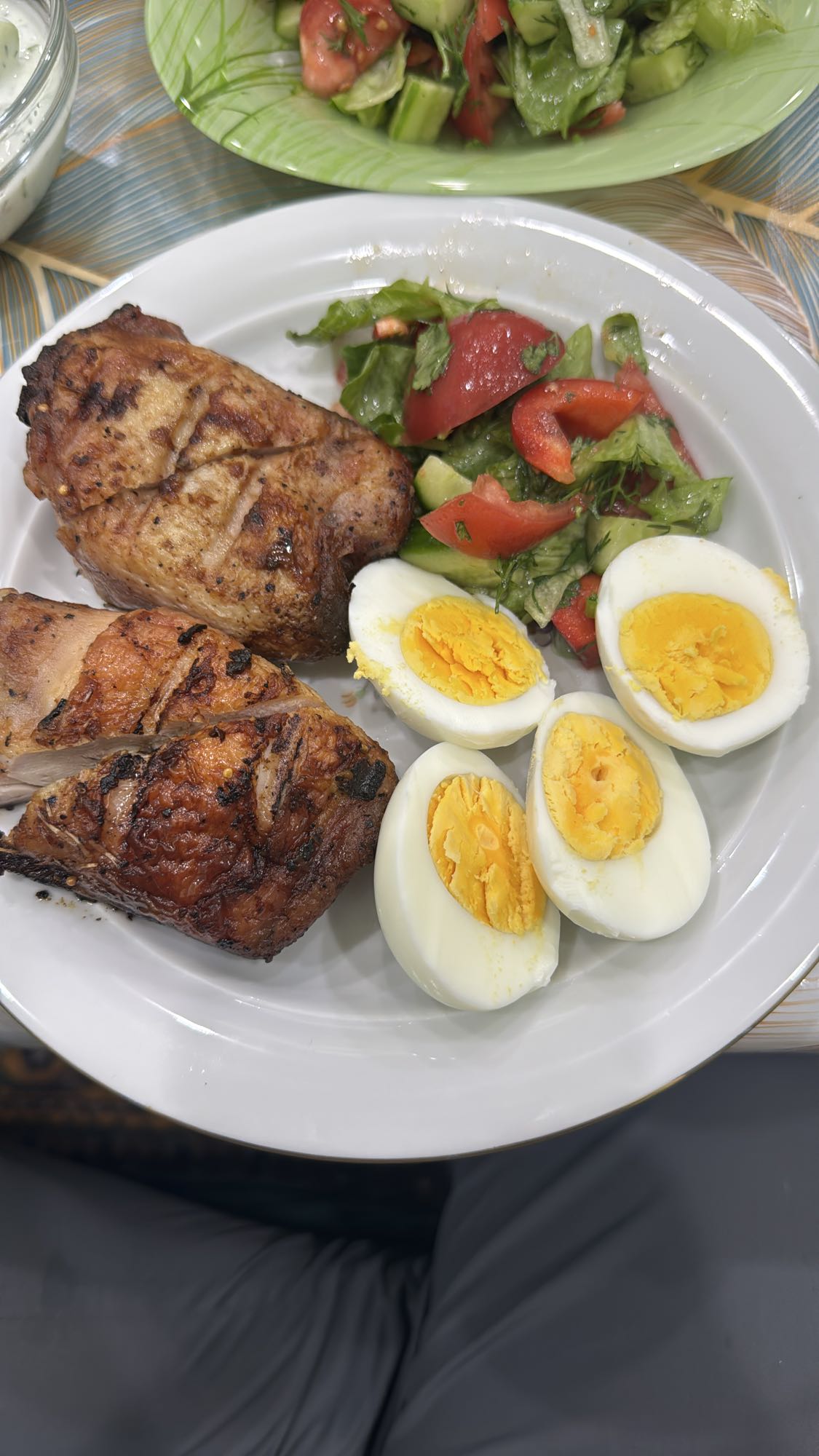 Курица с яйцами и салатом