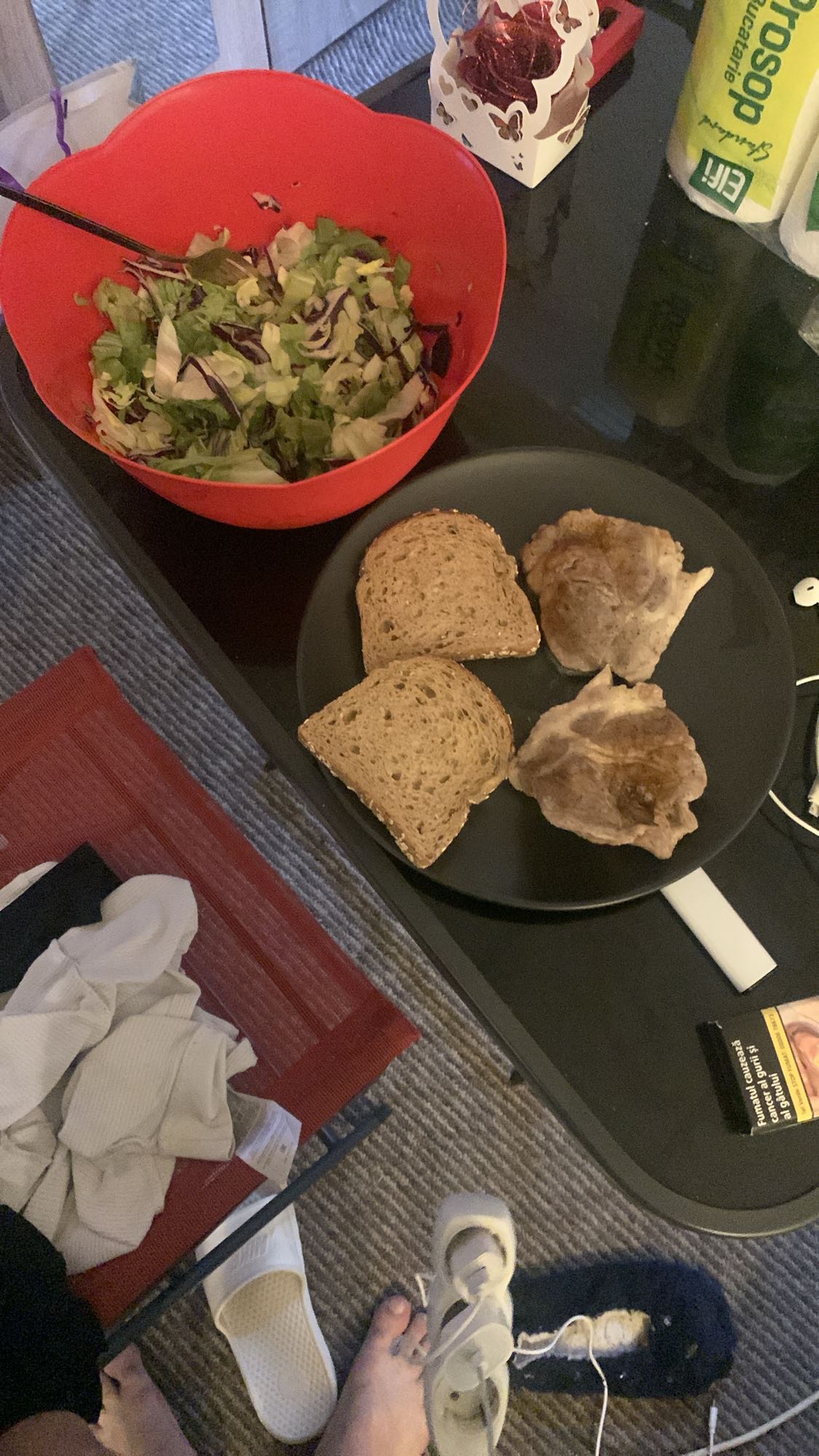 Salată cu carne și pâine