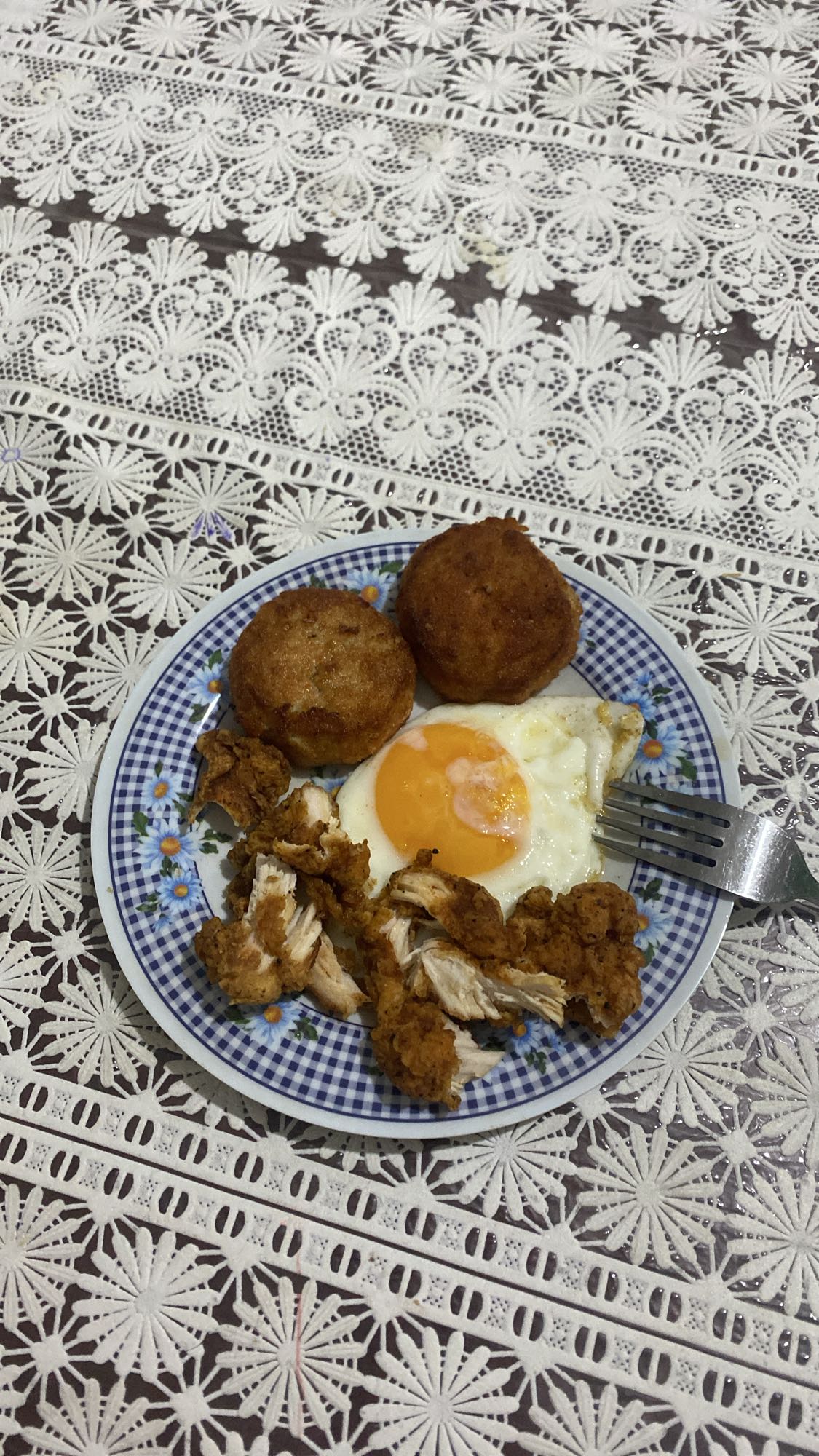 Жареная курица с яйцом