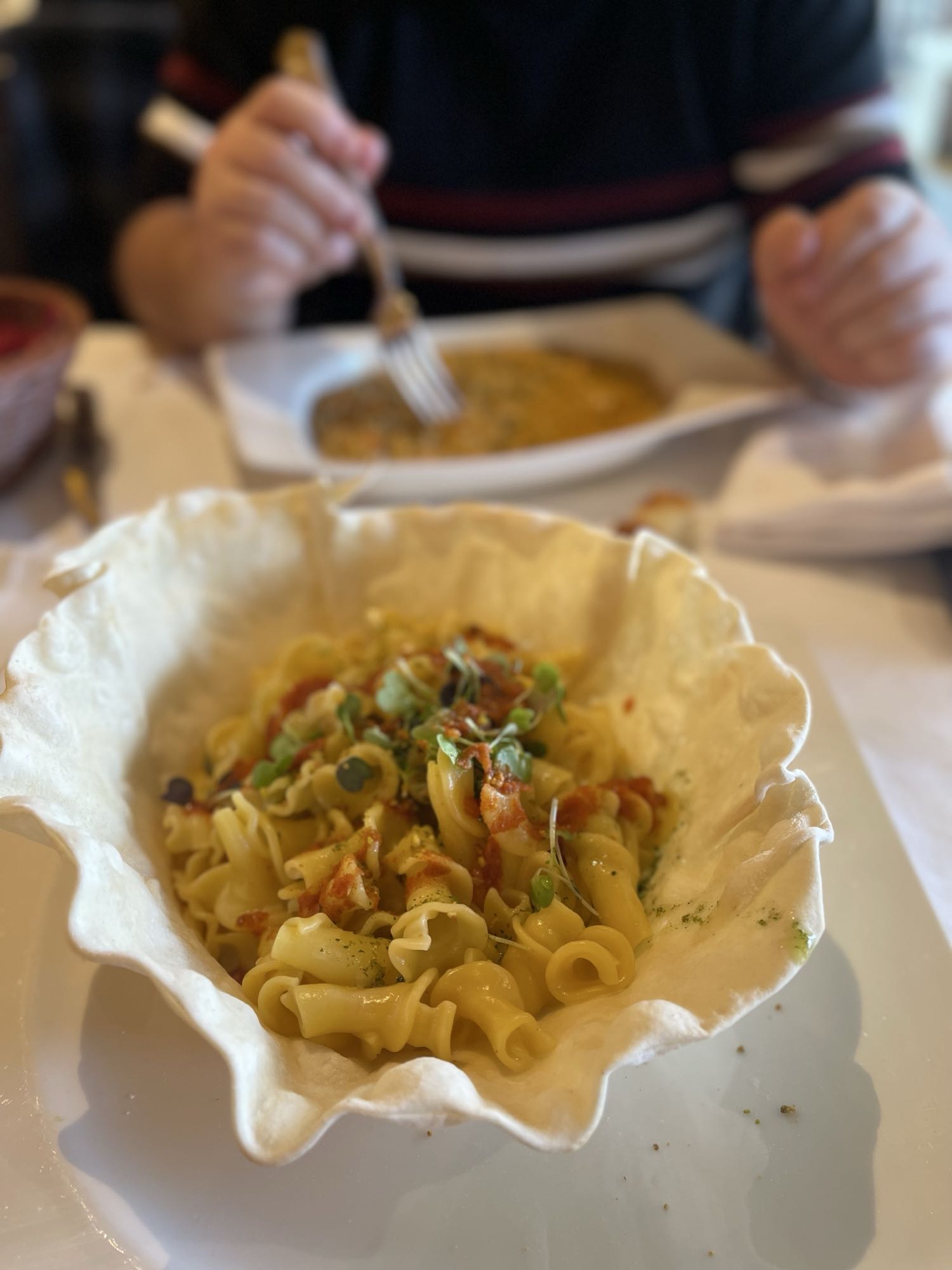 Pasta en cesta crujiente